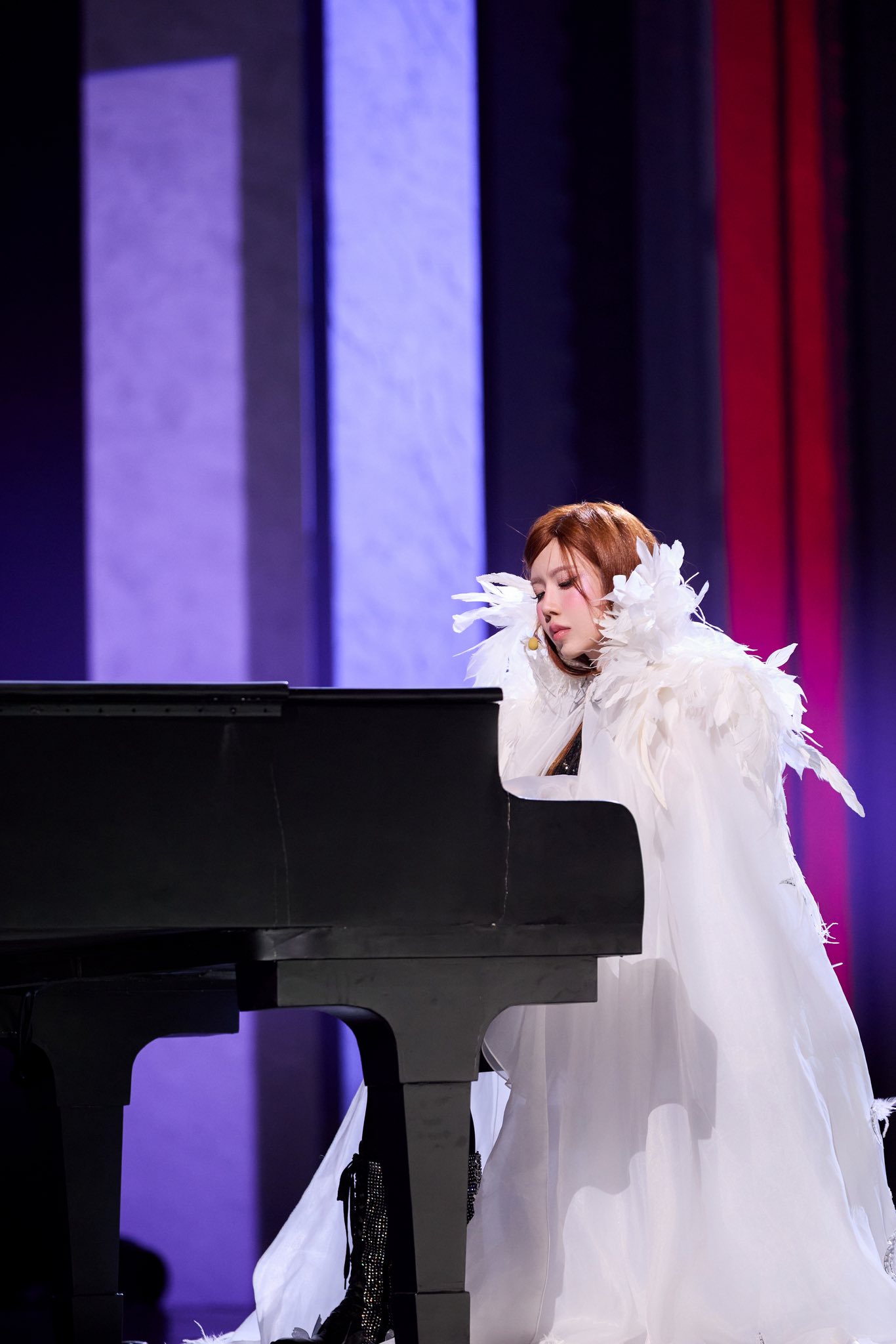 Trang Pháp múa cột, lộn người gây sốt ở Trung Quốc, lọt nhiều top tìm kiếm - Ảnh 1. Trang Pháp múa cột, lộn người gây sốt ở Trung Quốc, lọt nhiều top tìm kiếm - Ảnh 1.