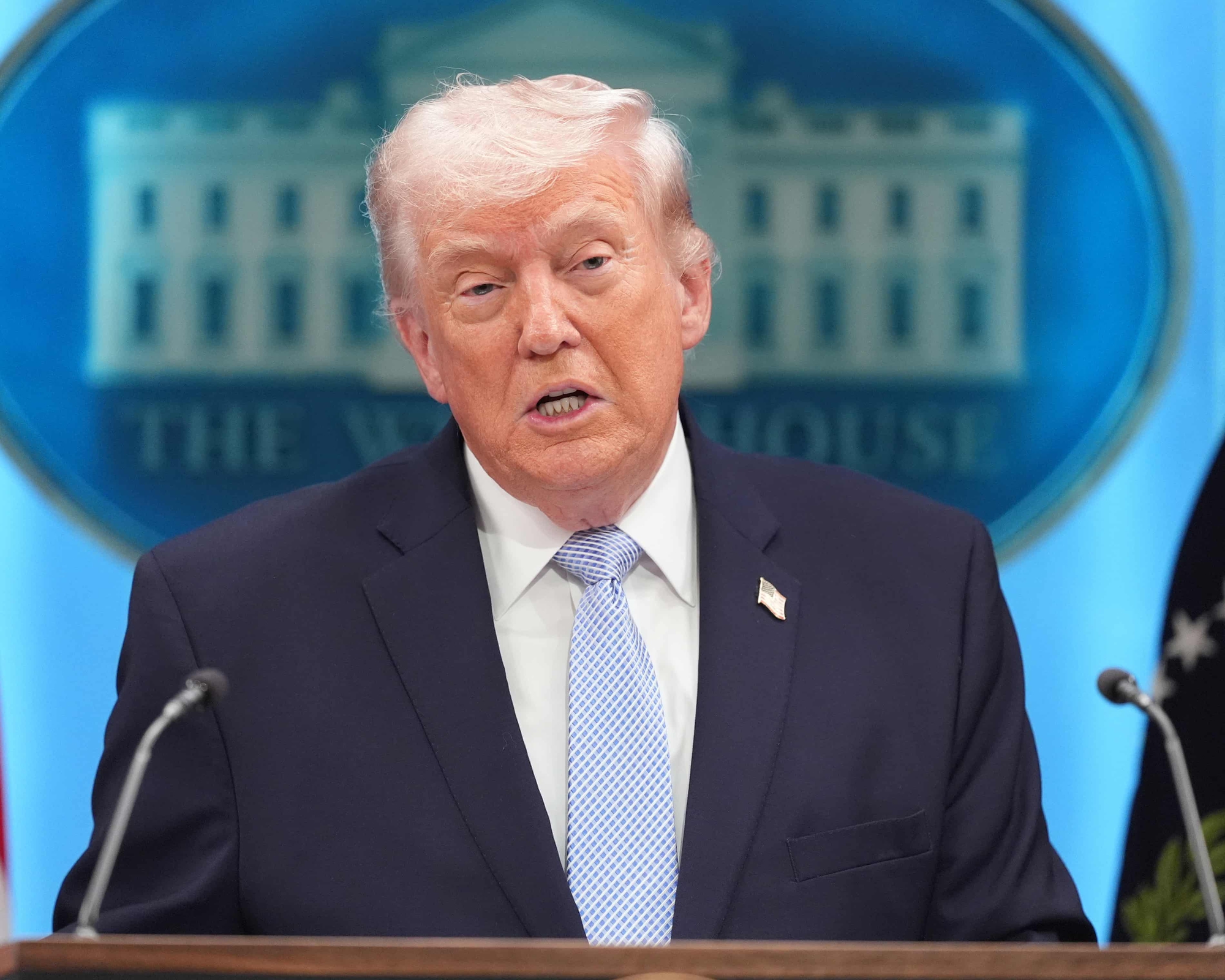 Ông Donald Trump họp báo, nói về chiến dịch giải cứu "lịch sử" - Ảnh 1.