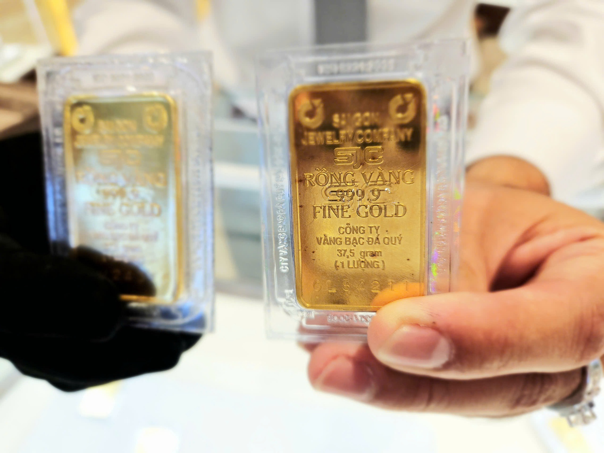 S&aacute;ng 7-4, gi&aacute; v&agrave;ng nhẫn trơn Bảo T&iacute;n Minh Ch&acirc;u thấp hơn nhiều so với v&agrave;ng miếng SJC - Ảnh 1.