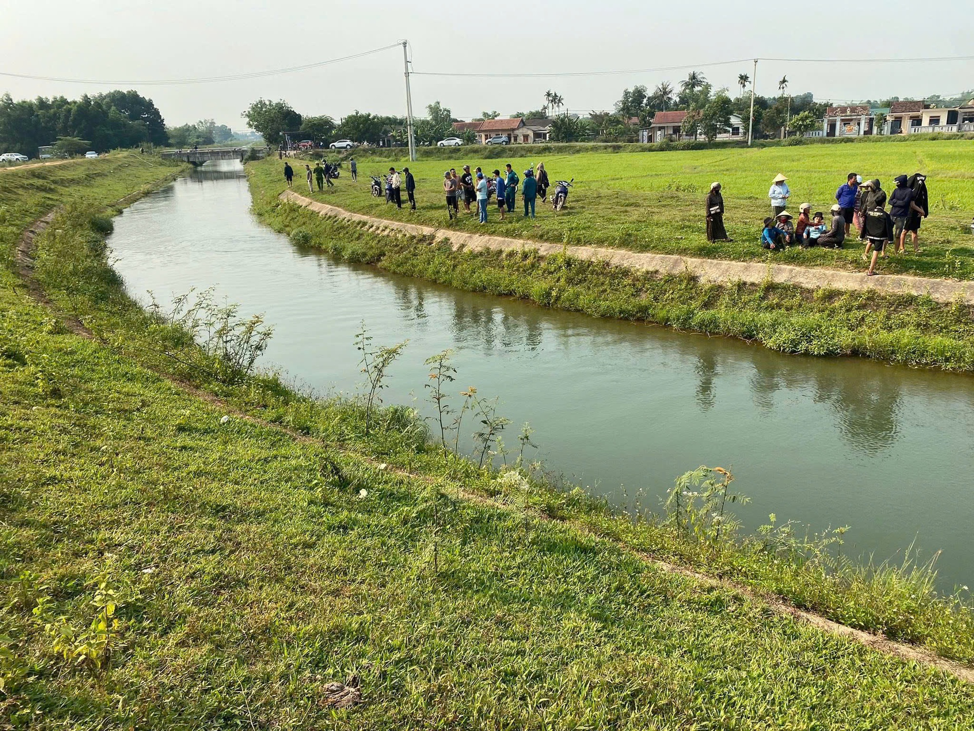 Xuống k&ecirc;nh thủy lợi để tắm, nam sinh lớp 8 đuối nước tử vong - Ảnh 1.