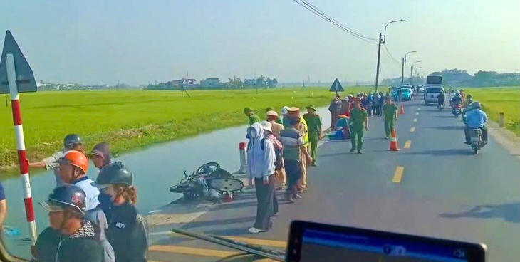 Hiện trường vụ xe máy va chạm taxi, cháu bé 12 tuổi rơi xuống kênh tử vong thương tâm - Ảnh 1.