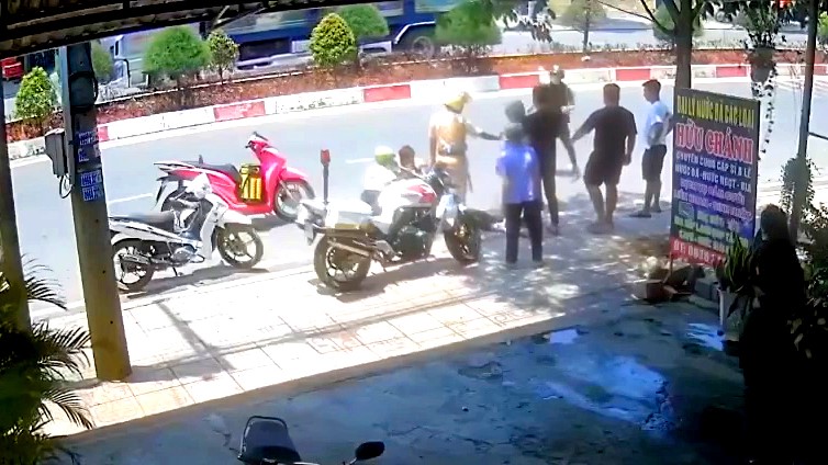 Công an Đồng Nai làm rõ clip CSGT đuổi đánh người vi phạm giao thông - Ảnh 1. Công an Đồng Nai làm rõ clip CSGT đuổi đánh người vi phạm giao thông - Ảnh 1.