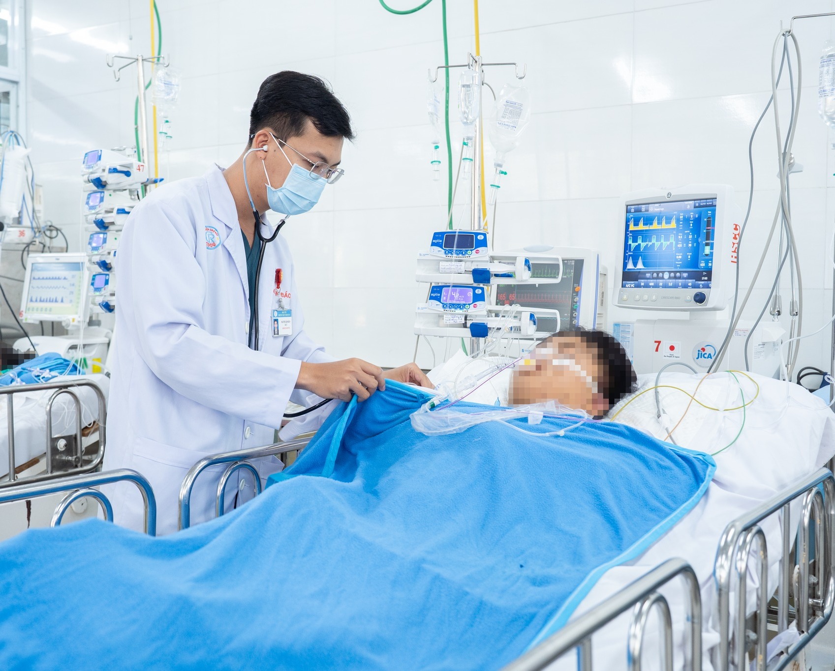 Bác sĩ Bệnh viện Chợ Rẫy mổ xuyên đêm cứu 2 nạn nhân vụ xe khách rơi xuống vực 19 Bác sĩ xuyên đêm cấp cứu nạn nhân vụ tai nạn xe khách lao xuống vực - Ảnh 1.