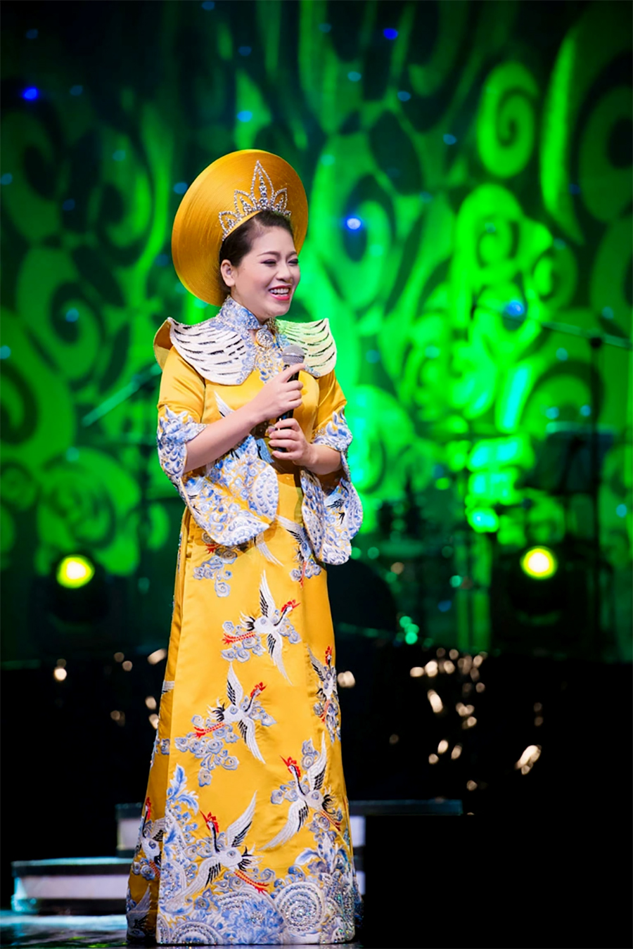 Vẻ đằm thắm, đàn bà của nữ hoàng nhạc đỏ là mẹ đơn thân 4 con - Ảnh 1.