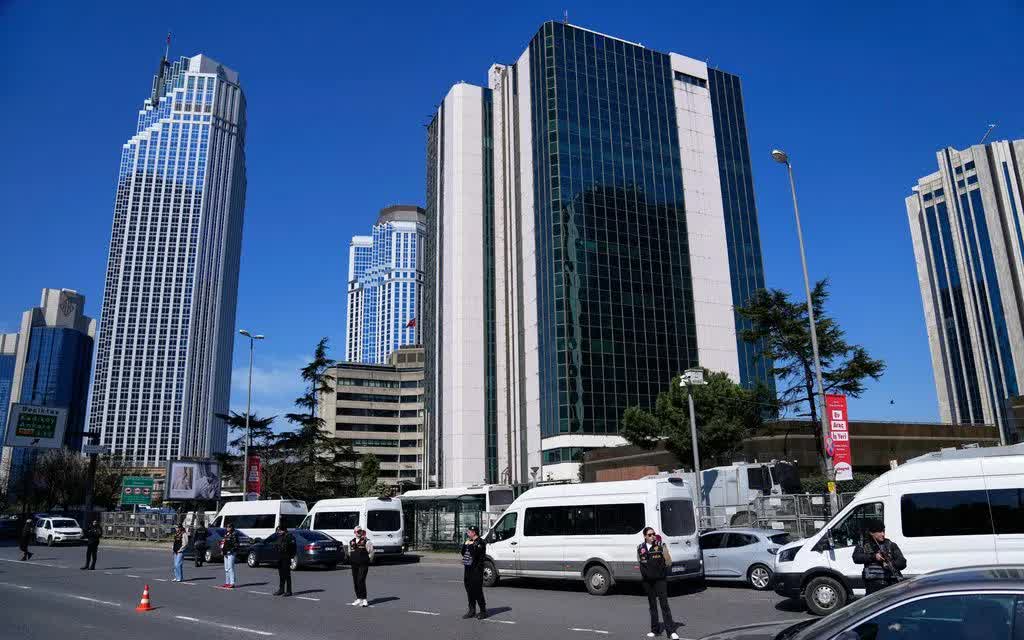 Tấn c&ocirc;ng khủng bố nhằm v&agrave;o t&ograve;a nh&agrave; c&oacute; L&atilde;nh sự qu&aacute;n Israel tại Thổ Nhĩ Kỳ - Ảnh 1.