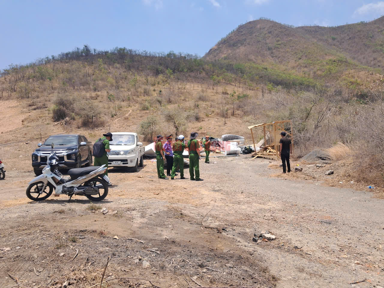 Vụ tai nạn xe tải lao xuống vực tại Lâm Đồng khiến 3 người tử vong nghiêm trọng - Ảnh 1. Vụ tai nạn xe tải lao xuống vực tại Lâm Đồng khiến 3 người tử vong nghiêm trọng - Ảnh 1.