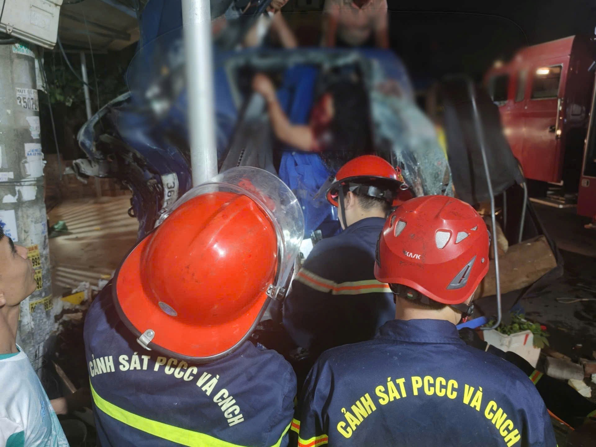 Xe tải t&ocirc;ng tường nh&agrave; d&acirc;n , cứu nạn kịp thời hai nạn nh&acirc;n mắc kẹt trong cabin - Ảnh 1.