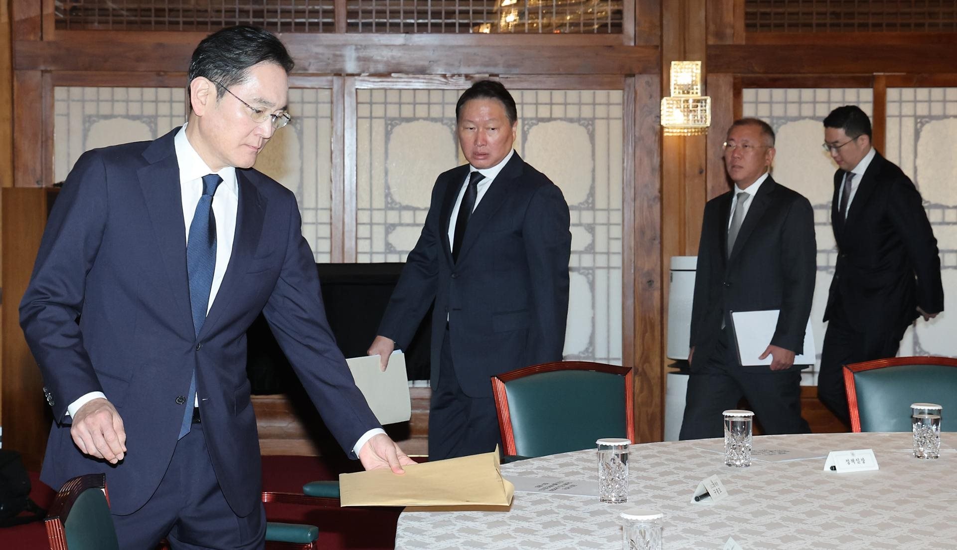 N&oacute;ng: Chủ tịch &ldquo;tứ đại chaebol&rdquo; nắm giữ nhiều tỷ USD của H&agrave;n Quốc v&agrave; l&atilde;nh đạo 200 DN sắp đến Việt Nam - Ảnh 1.