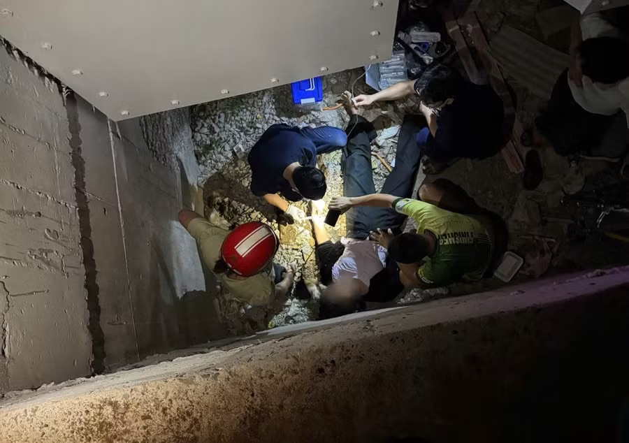 Hy hữu: Mải m&ecirc; livestream, nữ du kh&aacute;ch ng&atilde; xuống ch&acirc;n cầu Biển Hồ - Ảnh 1.