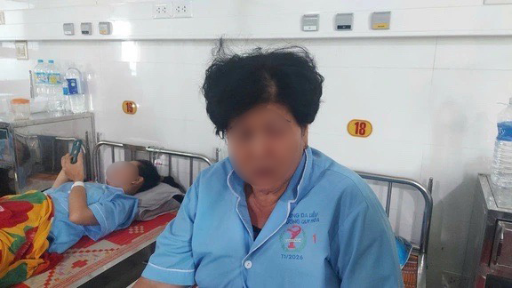 Cụ bà bị nam thanh niên hành hung ở quán ăn khuya: Một gia đình đến thăm hỏi, xin được bỏ qua - Ảnh 1.