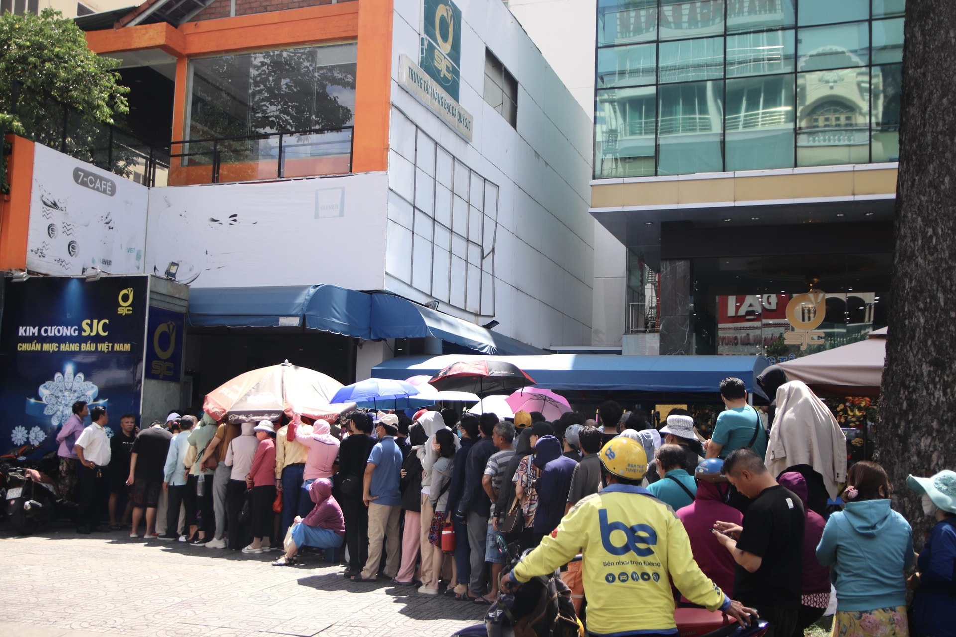 Lợi nhuận từ v&agrave;ng chảy về đ&acirc;u khi Đ&aacute;m đ&ocirc;ng đổ x&ocirc; mua v&agrave;ng năm 2026 - Ảnh 1.