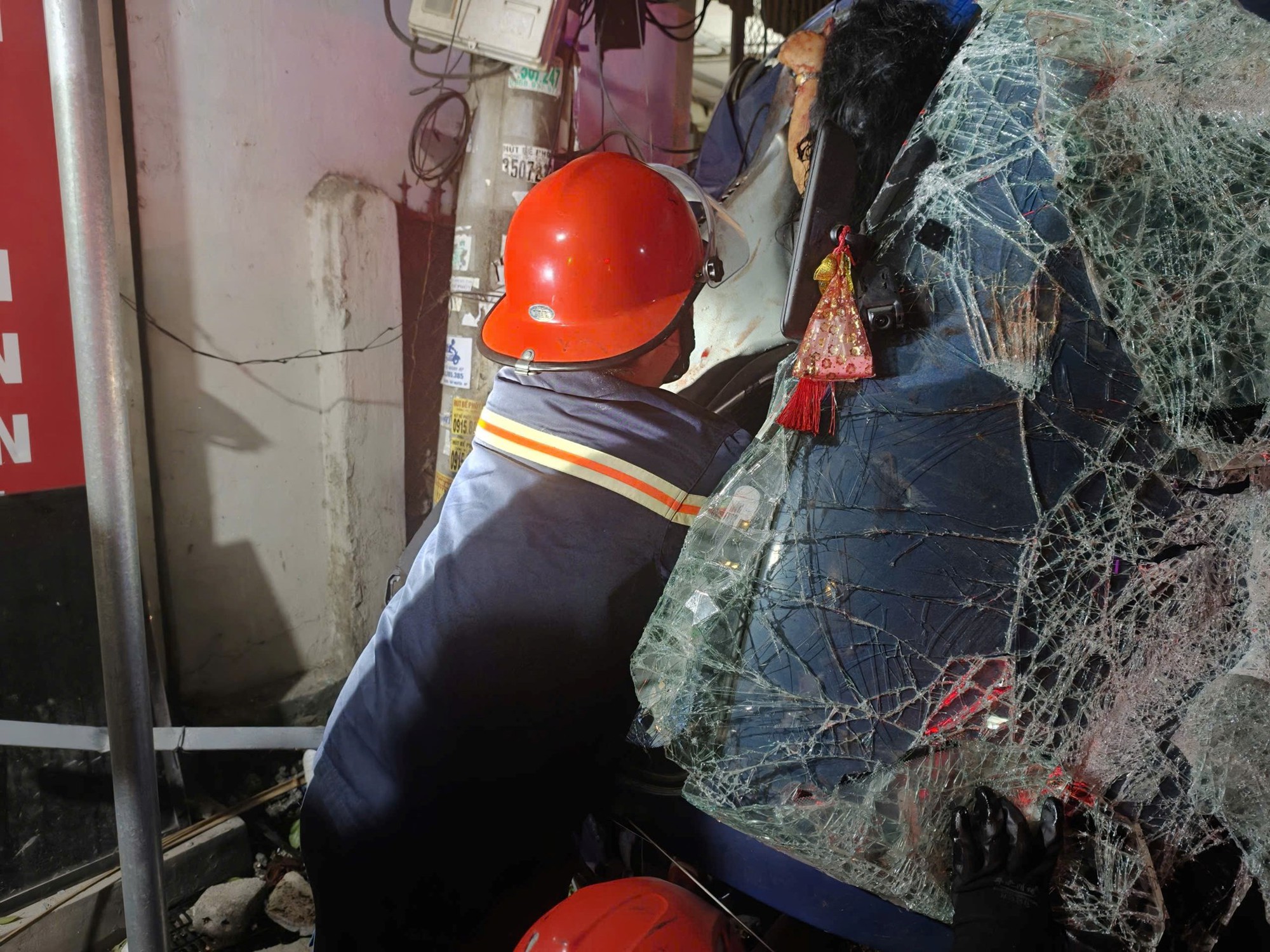 Xe tải t&ocirc;ng tường nh&agrave; d&acirc;n , cứu nạn kịp thời hai nạn nh&acirc;n mắc kẹt trong cabin - Ảnh 2.