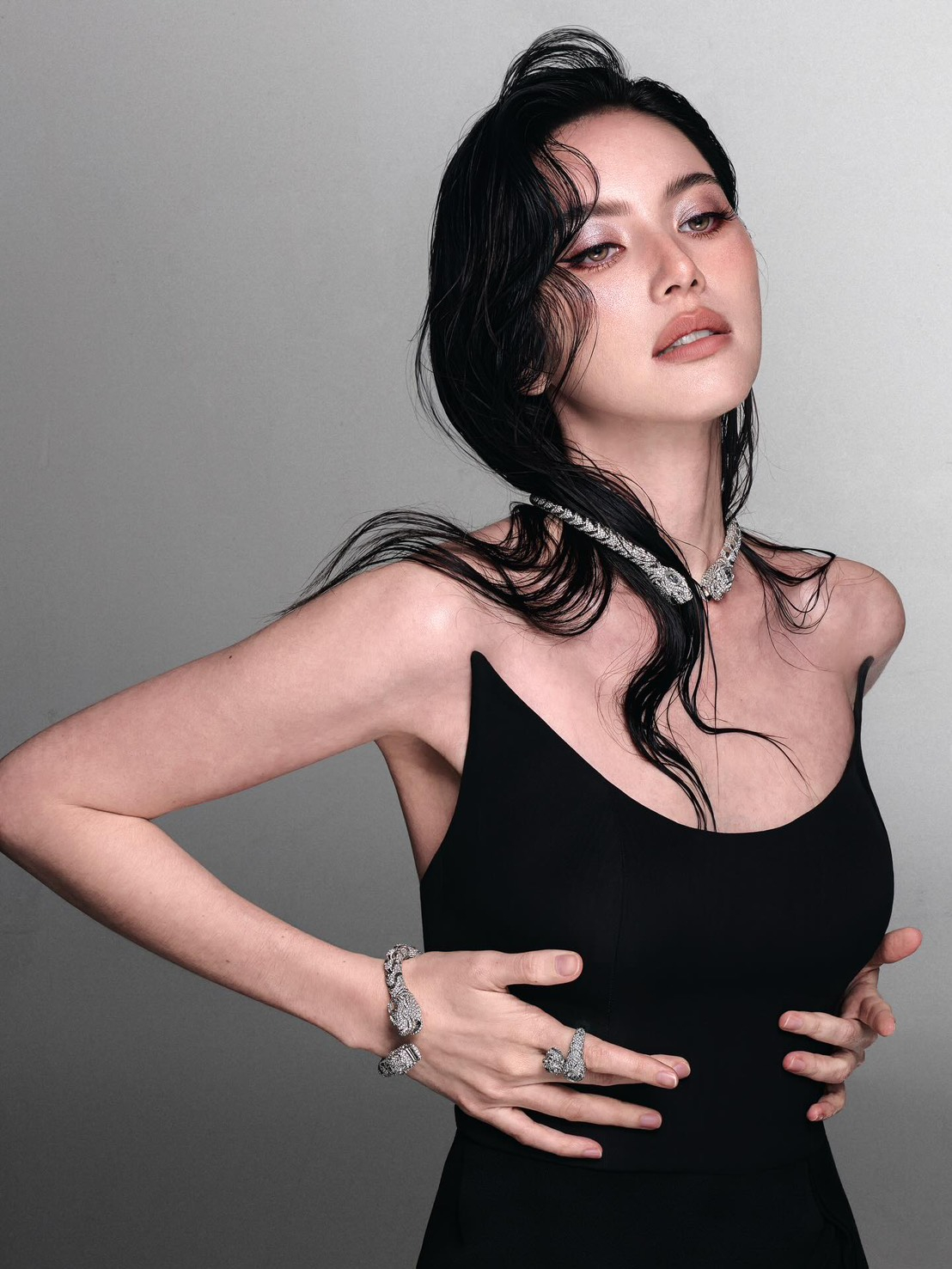 Chiếc v&aacute;y mỏng tang, mặc như kh&ocirc;ng mặc khiến Mai Davika bị mắng &ldquo;kh&ocirc;ng biết xấu hổ&rdquo;- Ảnh 4.