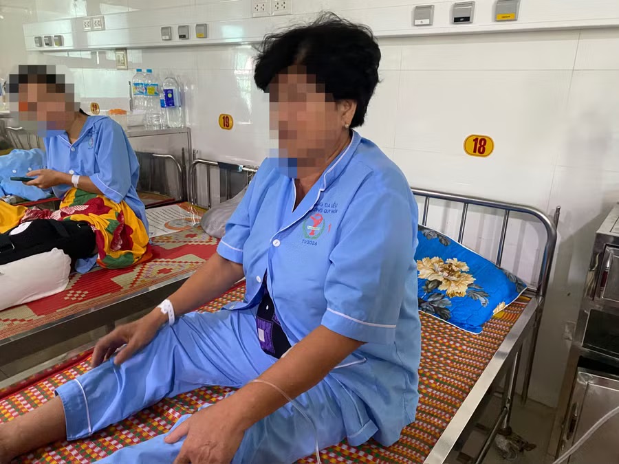 Diễn biến mới vụ đánh phụ nữ lớn tuổi trong quán ăn khuya ở Gia Lai - Ảnh 1. Diễn biến mới vụ đánh phụ nữ lớn tuổi trong quán ăn khuya ở Gia Lai - Ảnh 1.