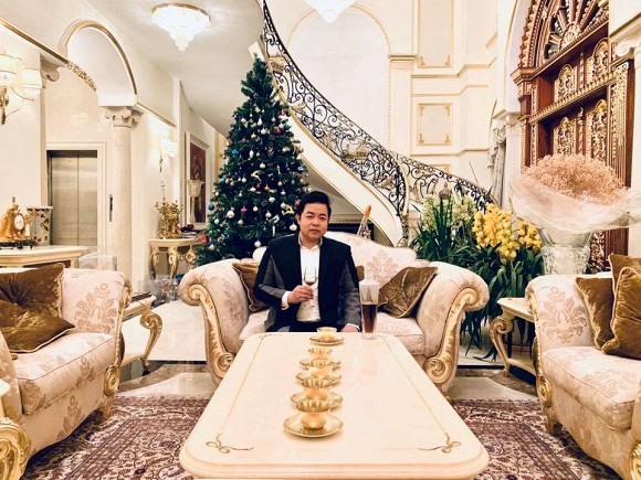 Nam ca sĩ Việt 47 tuổi một đời vợ, c&oacute; nh&agrave; từ Mỹ tới Việt Nam, lộ số dư 31 tỷ mở l&ograve;ng: "Inbox nh&eacute;" - Ảnh 3.