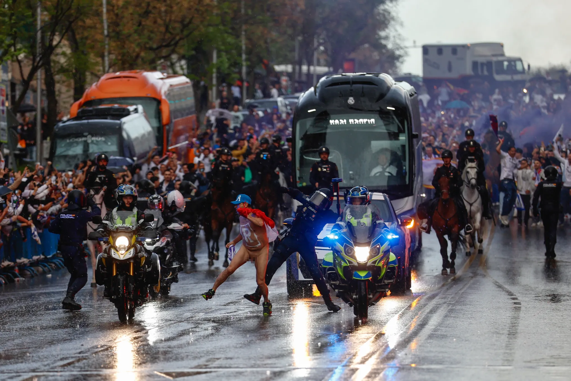 Đêm “hỗn loạn” từ đường phố đến sân Bernabeu của Real Madrid - Ảnh 1.