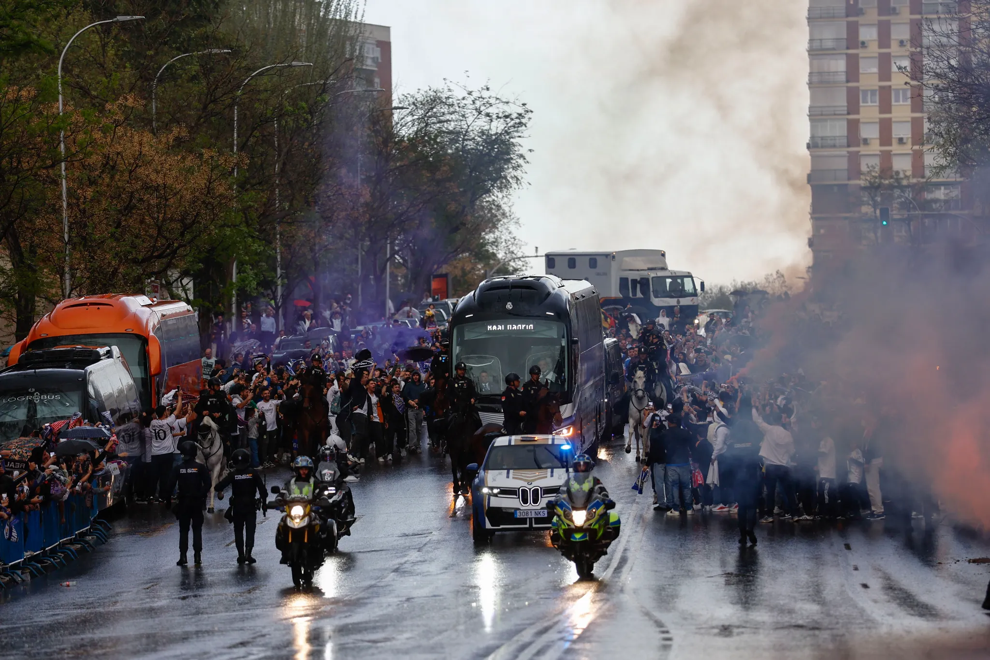 Đêm “hỗn loạn” từ đường phố đến sân Bernabeu của Real Madrid - Ảnh 2.