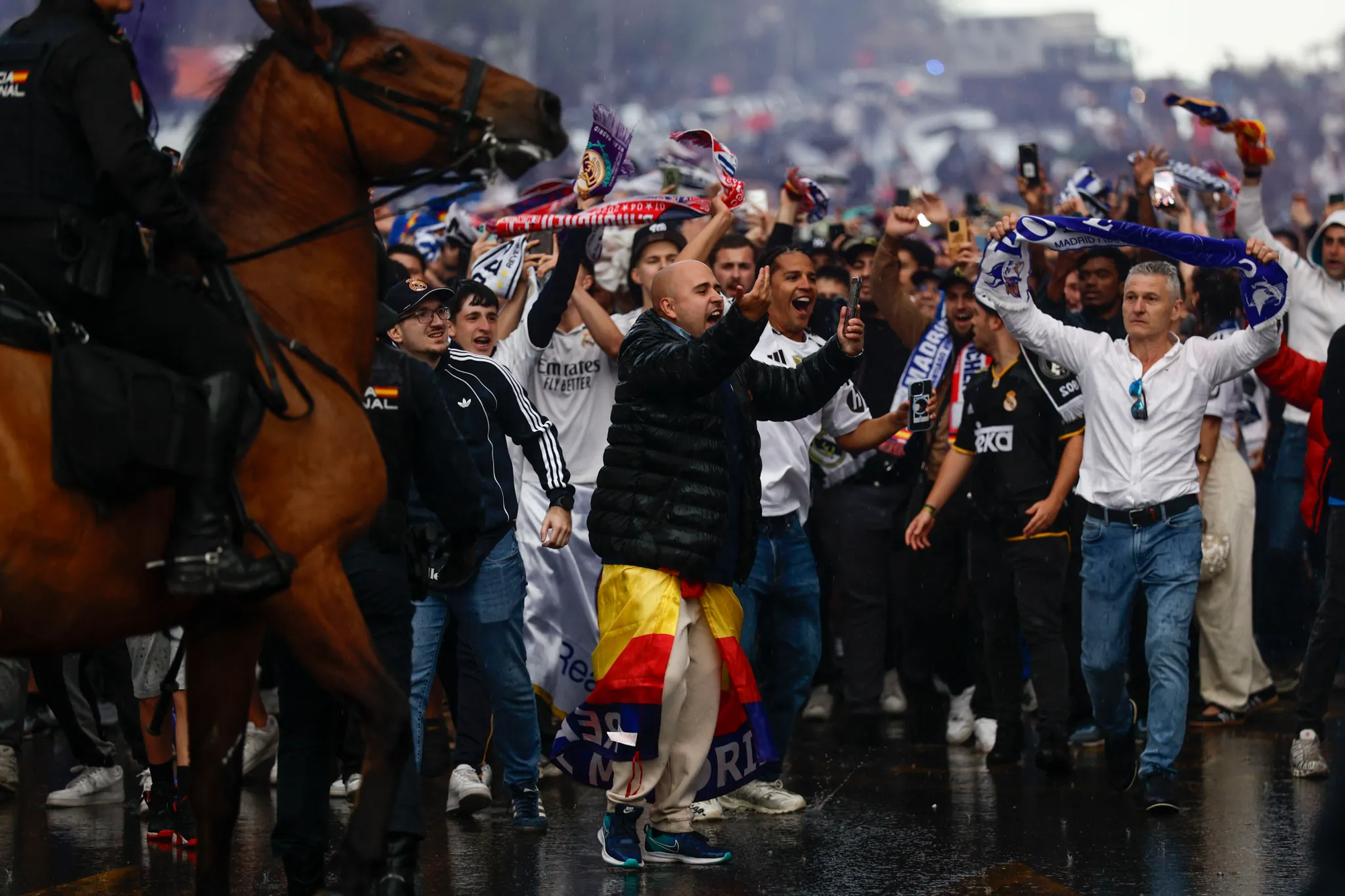 Đêm “hỗn loạn” từ đường phố đến sân Bernabeu của Real Madrid - Ảnh 3.
