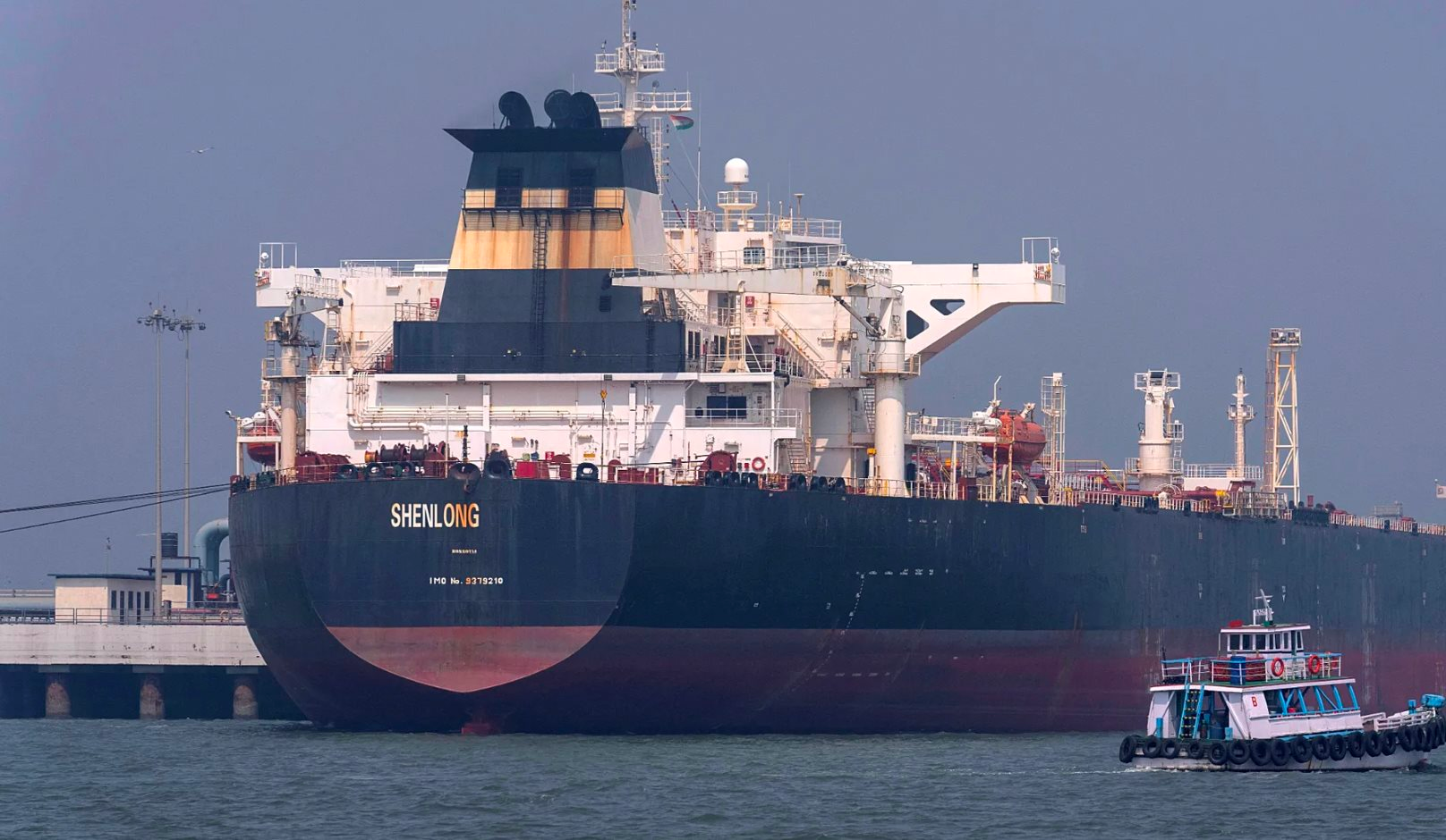 2 t&agrave;u chở hơn 100.000 tấn h&agrave;ng đầu ti&ecirc;n được đi qua eo biển Hormuz ngay sau lệnh ngừng bắn, b&aacute;o tin cực vui cho cả thế giới - Ảnh 1.