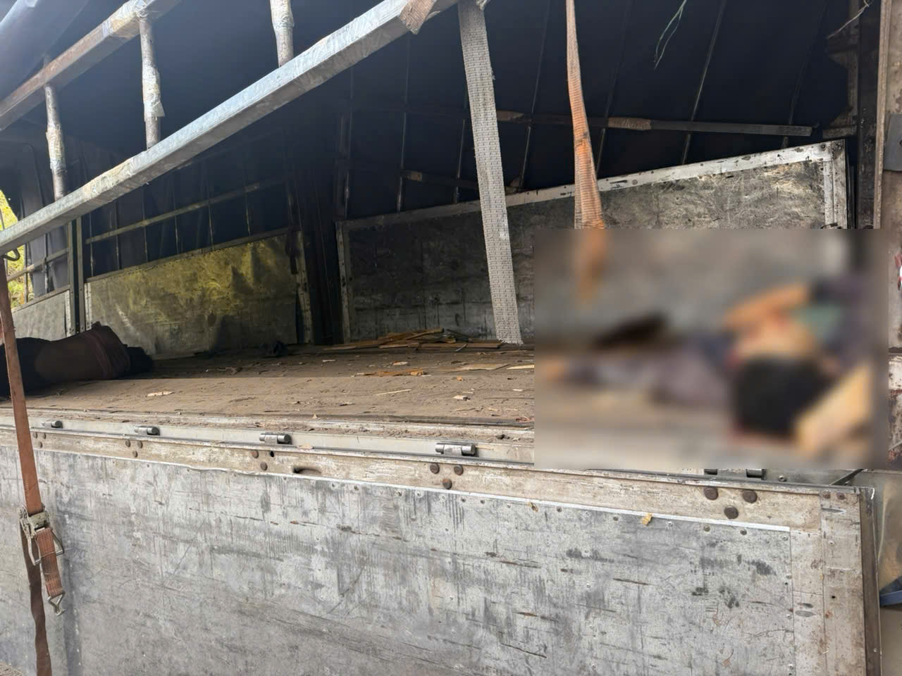 Vụ tai nạn xe tải lao xuống vực tại Lâm Đồng khiến 3 người tử vong nghiêm trọng - Ảnh 5. Vụ tai nạn xe tải lao xuống vực tại Lâm Đồng khiến 3 người tử vong nghiêm trọng - Ảnh 5.