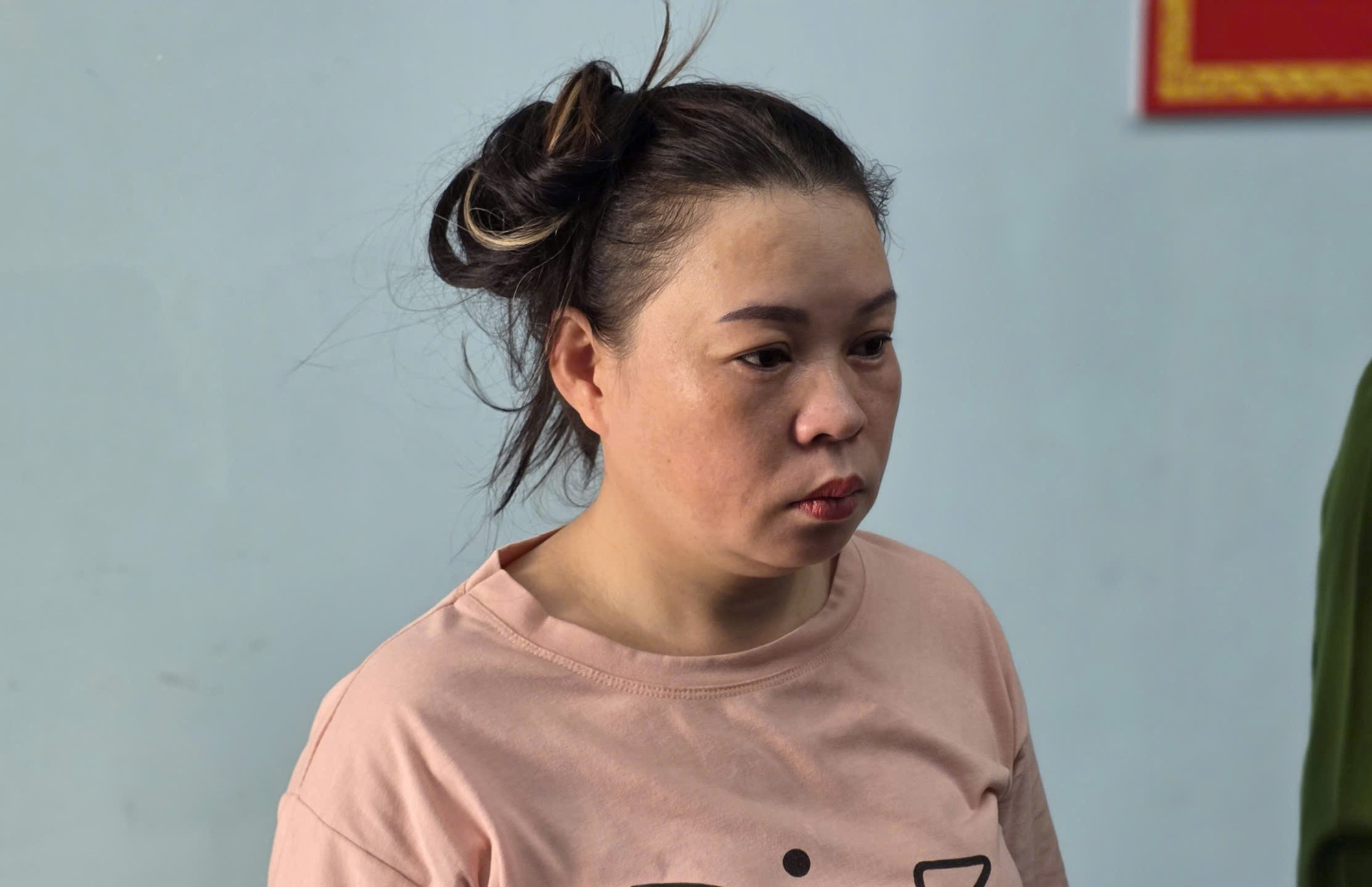 Bắt khẩn cấp người phụ nữ h&agrave;nh hung nh&acirc;n vi&ecirc;n g&aacute;c chắn đường sắt ở Đ&agrave; Nẵng - Ảnh 2.