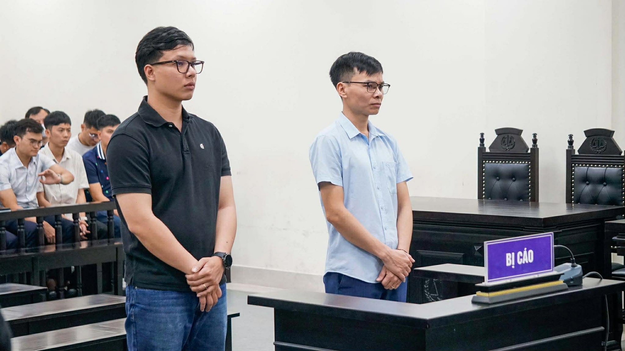 2 Cựu c&aacute;n bộ cảnh s&aacute;t nhận &aacute;n phạt trong vụ ch&aacute;y nh&agrave; trọ l&agrave;m 15 người tử vong - Ảnh 1.