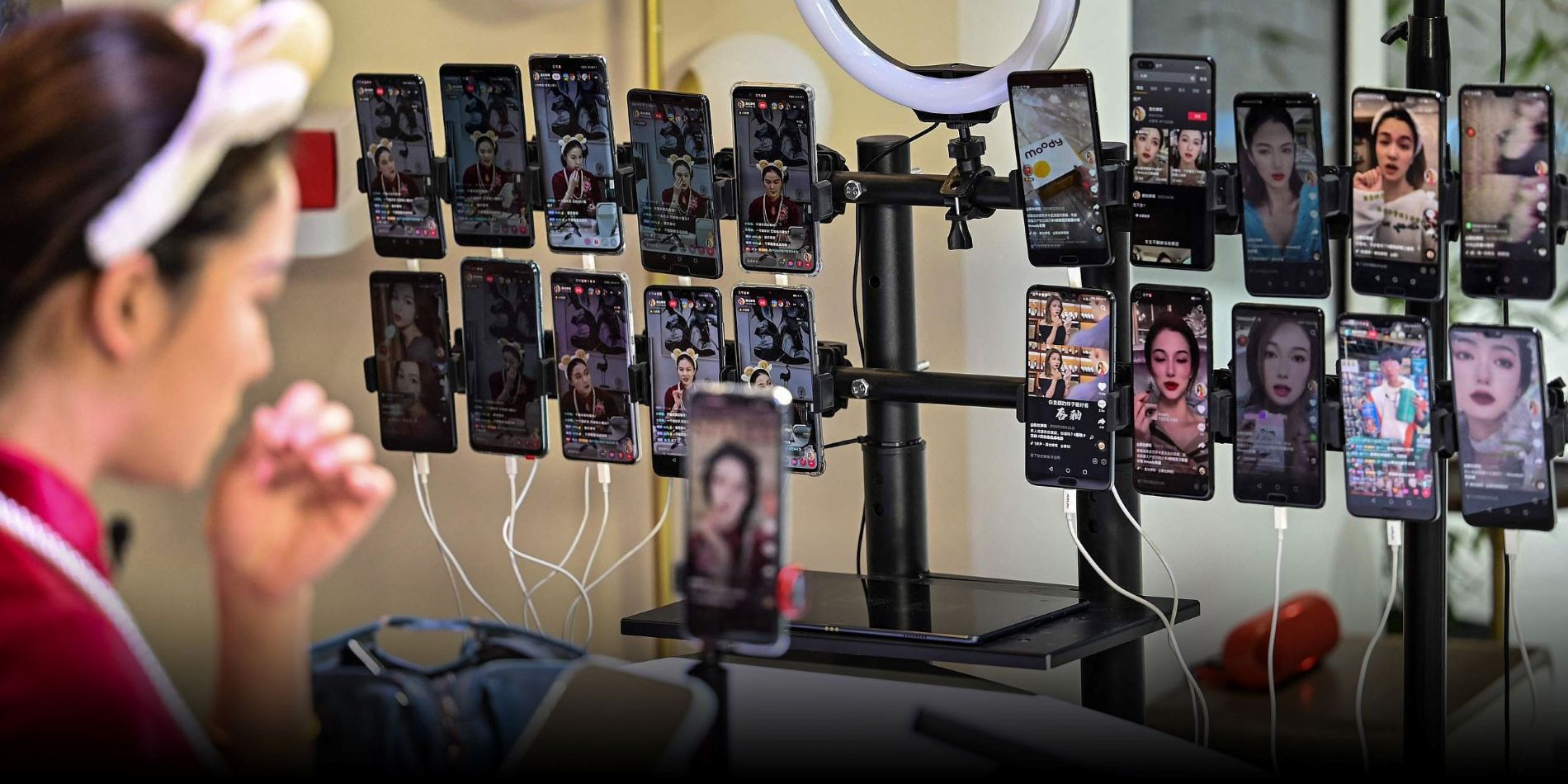 Kh&oacute; thở, n&ocirc;n mửa sau livestream: C&aacute;i gi&aacute; phải trả để được "nh&igrave;n thấy"  - Ảnh 3.