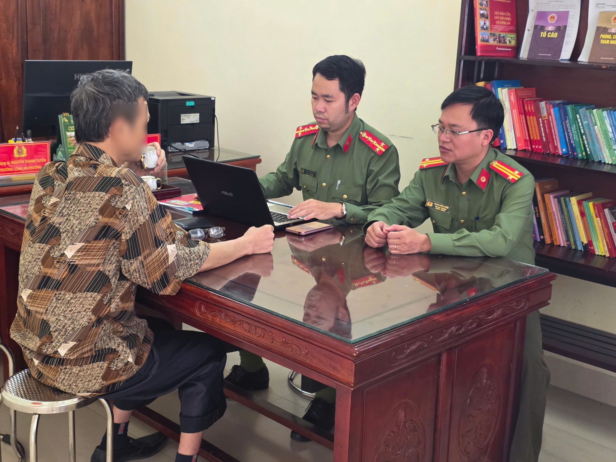 Phạt tài khoản facebook Đức lê 5 triệu đồng vì đăng tin giả mạo CSGT - Ảnh 1. Phạt tài khoản facebook Đức lê 5 triệu đồng vì đăng tin giả mạo CSGT - Ảnh 1.