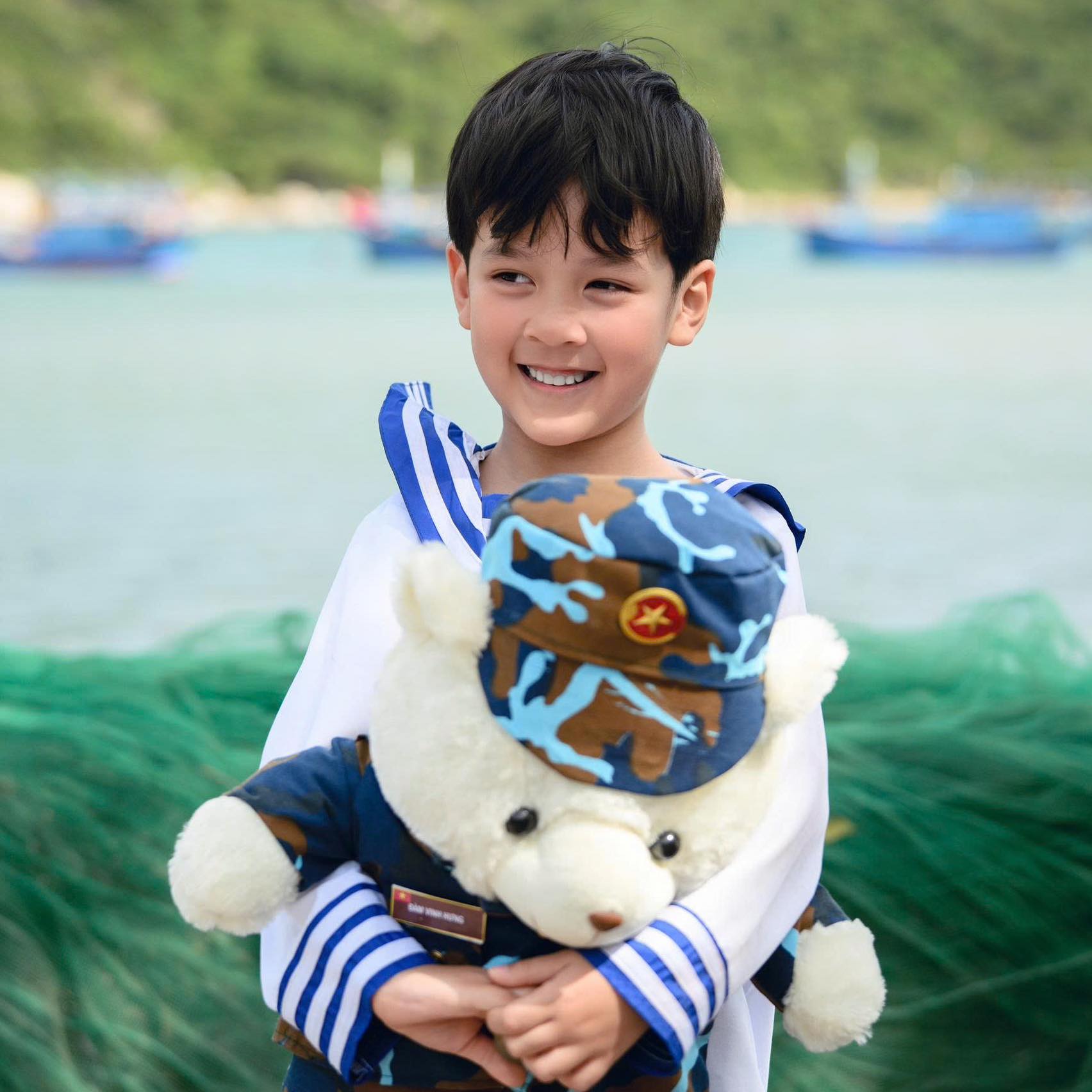 Ở tuổi U60, nam ca sĩ nổi đ&igrave;nh đ&aacute;m vẫn tất bật chăm con nhỏ. - Ảnh 3.