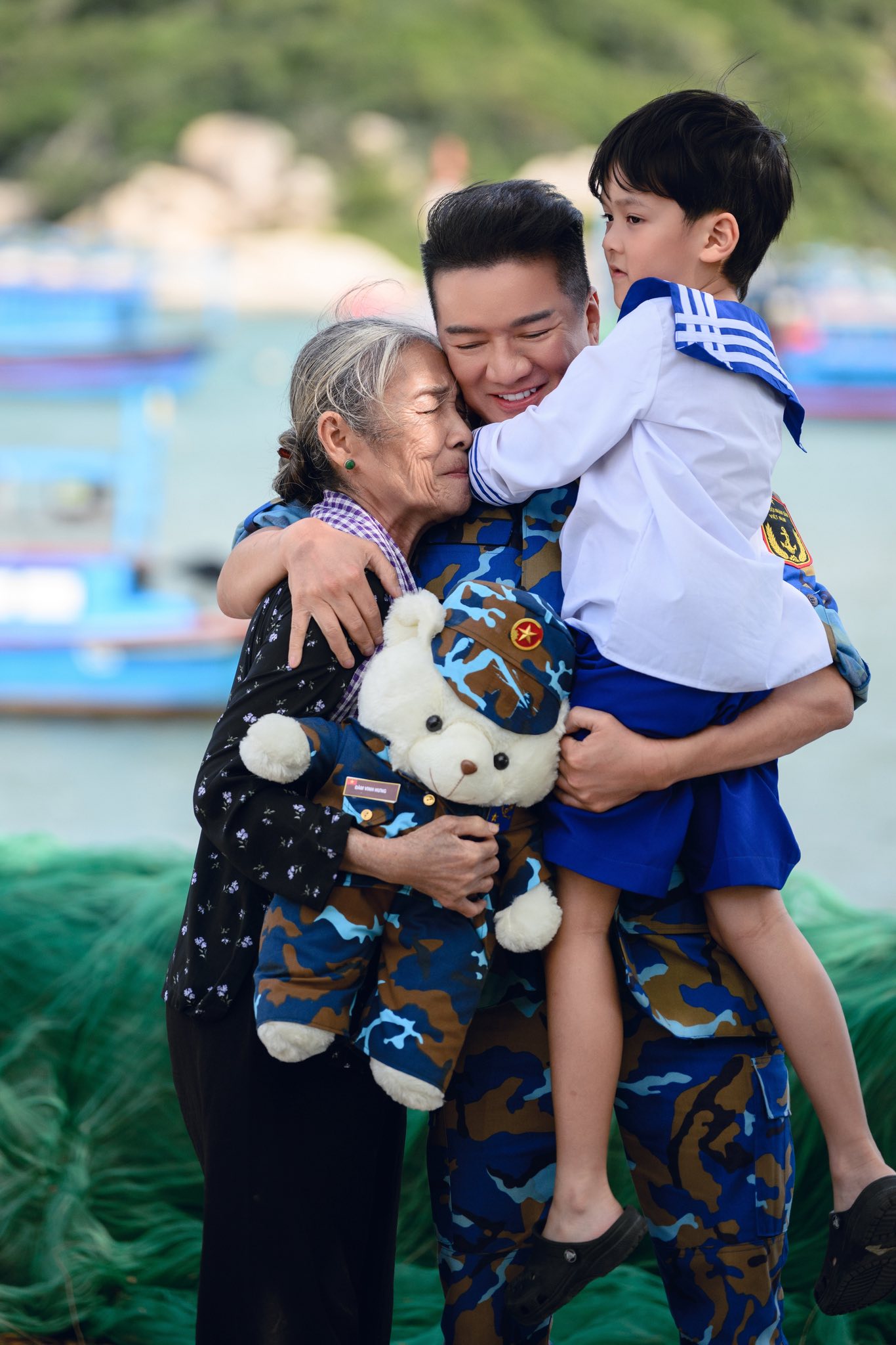 Ở tuổi U60, nam ca sĩ nổi đ&igrave;nh đ&aacute;m vẫn tất bật chăm con nhỏ. - Ảnh 4.