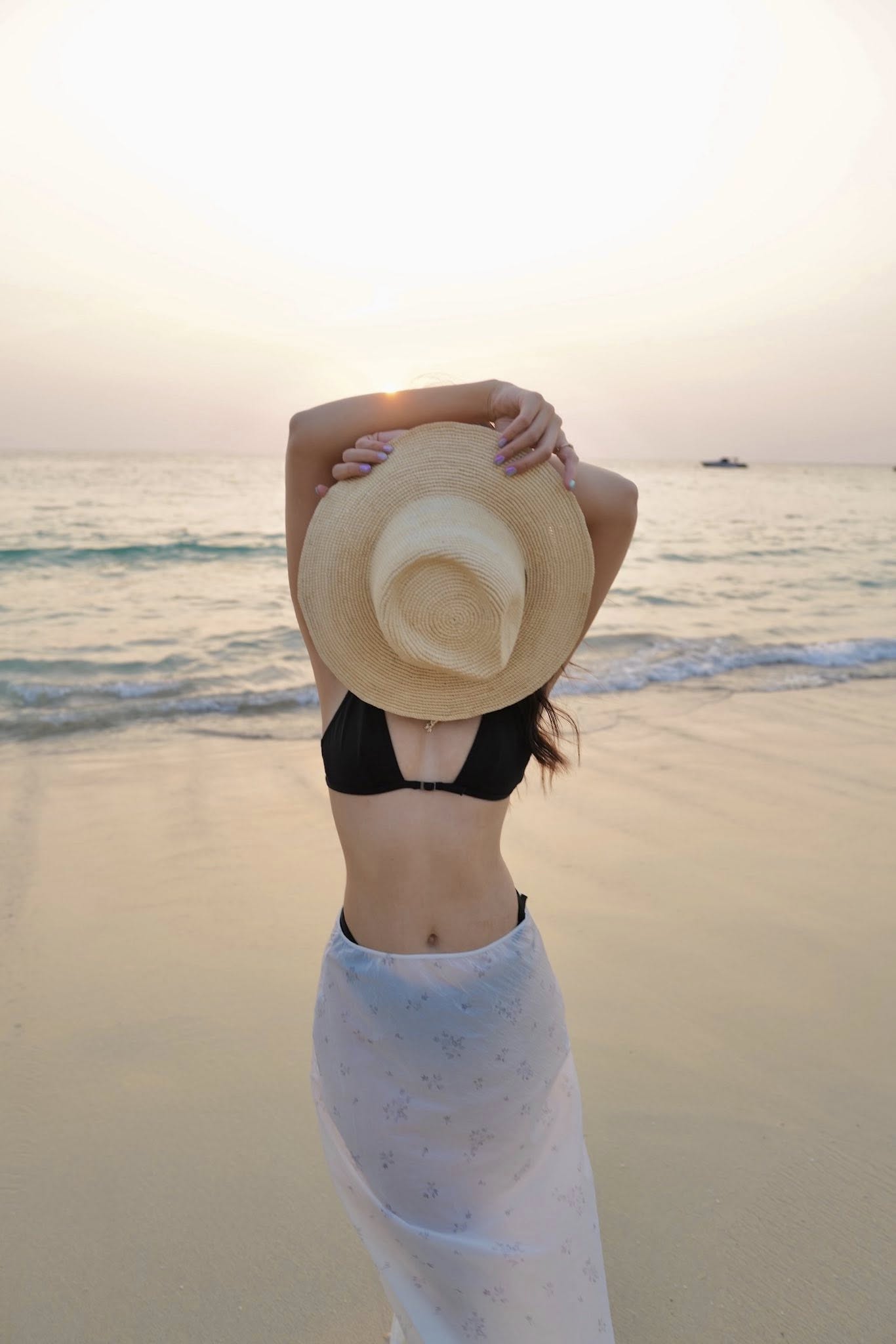 Khả Ng&acirc;n ch&agrave;o h&egrave; với h&igrave;nh ảnh gợi cảm, h&uacute;t mắt - Ảnh 2.