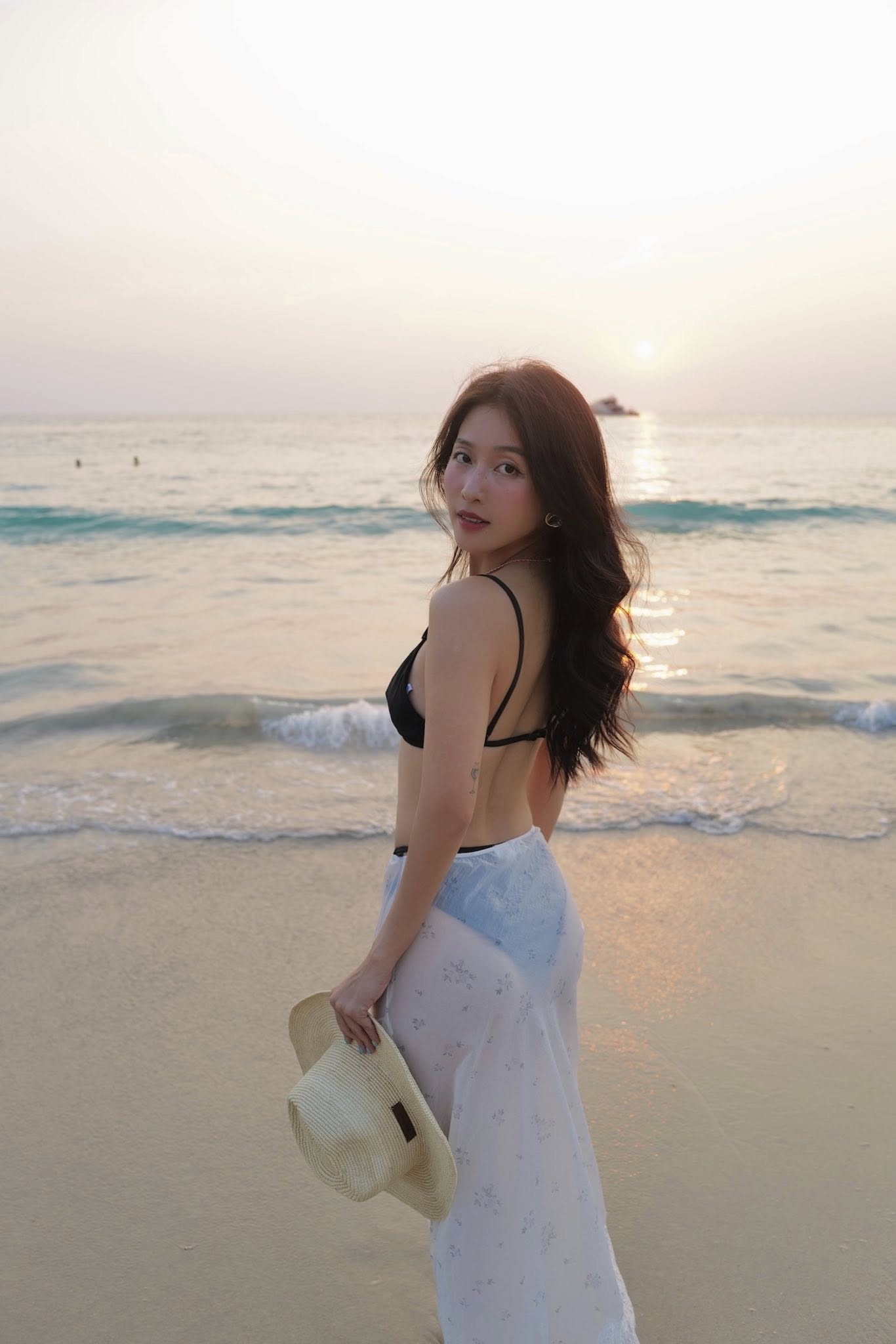 Khả Ng&acirc;n ch&agrave;o h&egrave; với h&igrave;nh ảnh gợi cảm, h&uacute;t mắt - Ảnh 5.