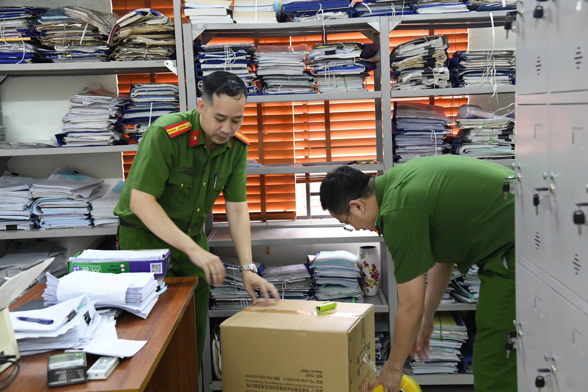 Chân dung Hiệu trưởng Trần Thu Đông và kế toán Hoàng Thị Xuân Hòa vừa bị bắt giam, khám xét khẩn cấp - Ảnh 10.