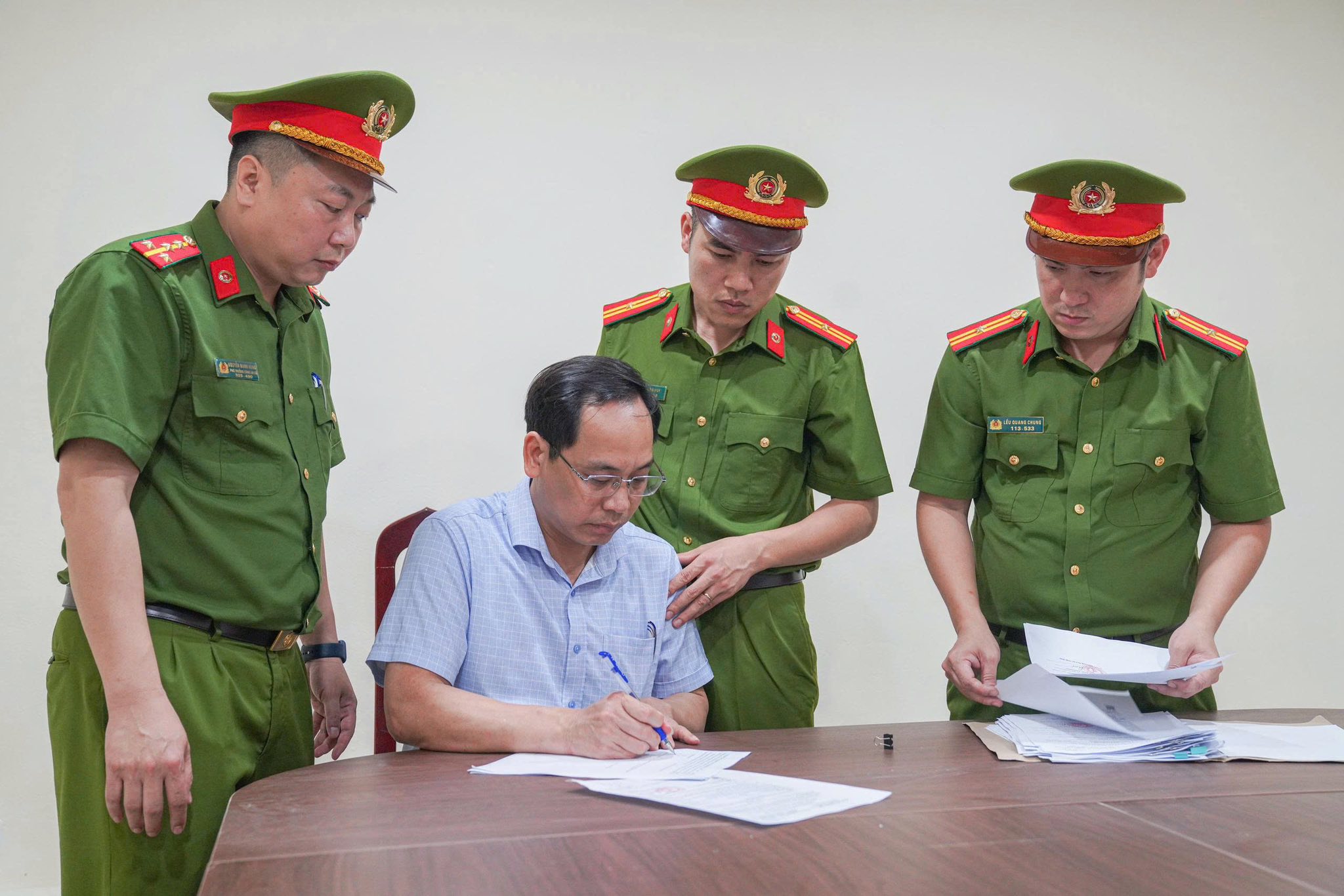 Chân dung Hiệu trưởng Trần Thu Đông và kế toán Hoàng Thị Xuân Hòa vừa bị bắt giam, khám xét khẩn cấp - Ảnh 2.