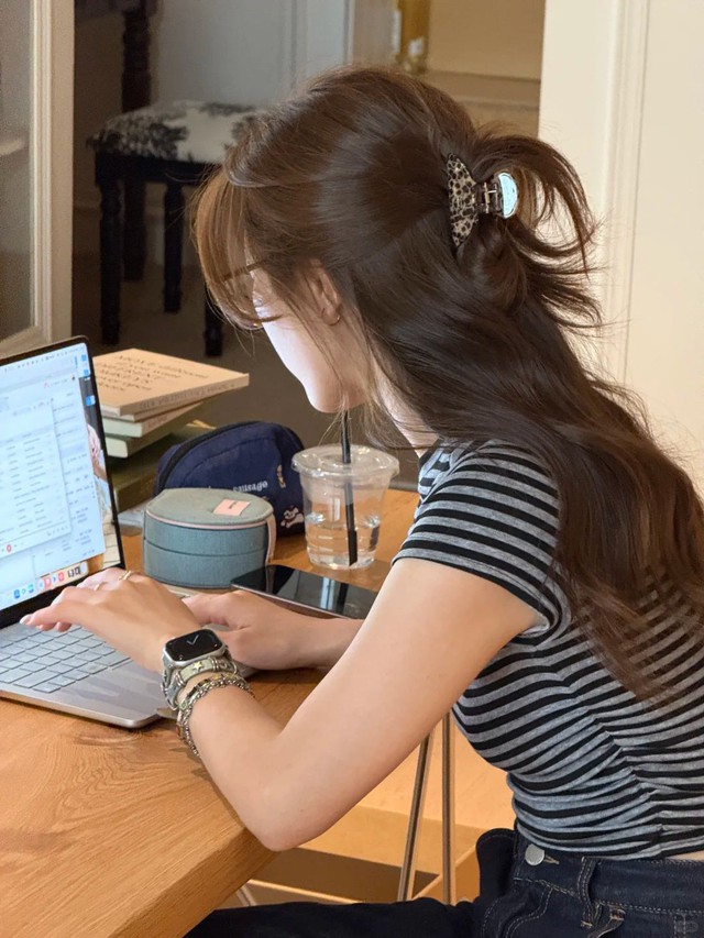 C&oacute; tiền th&igrave; mua v&agrave;ng ngay hay chờ th&ecirc;m? Hai lựa chọn quen thuộc nhưng &iacute;t ai hiểu r&otilde; rủi ro- Ảnh 1.