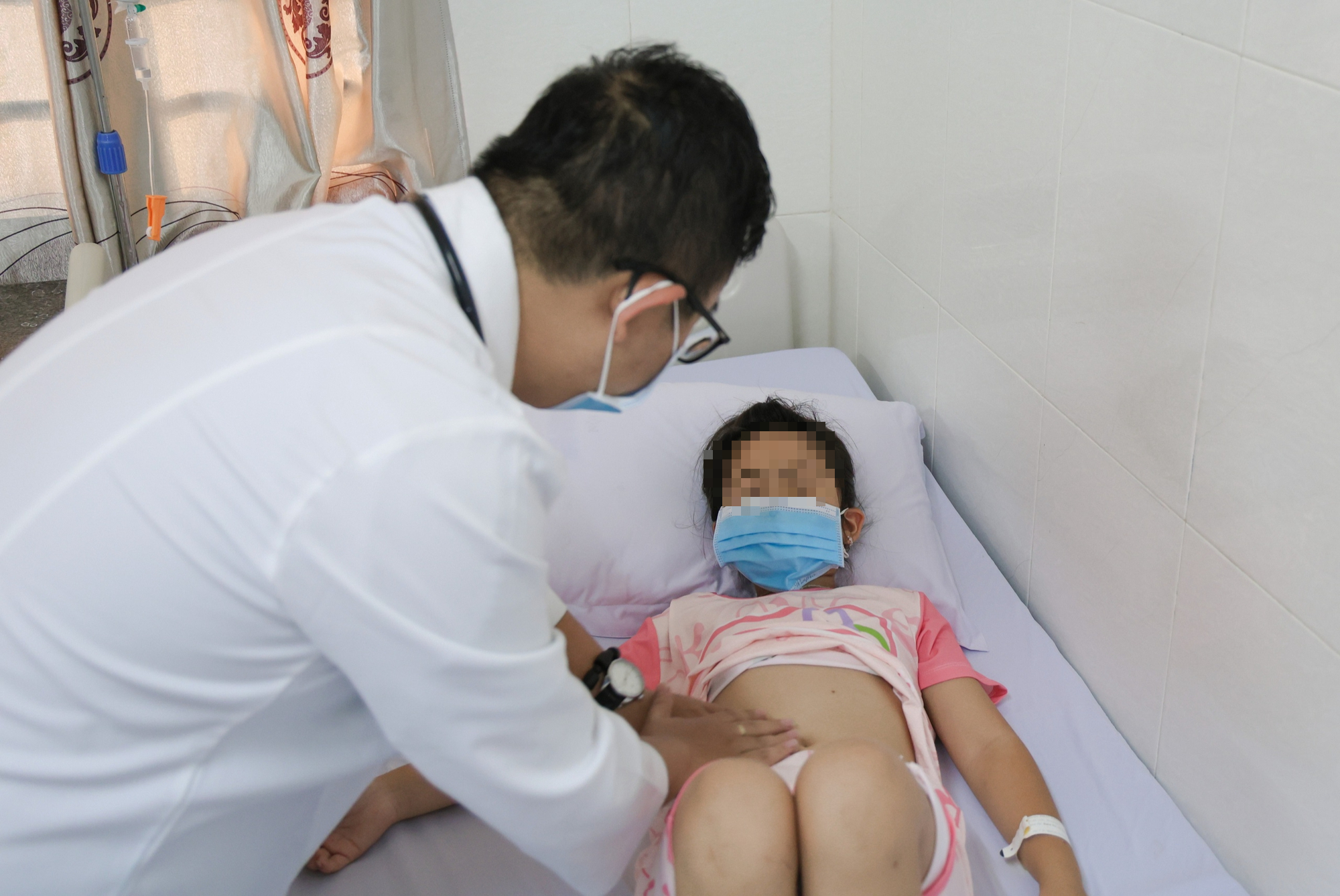 Nguyên nhân ngộ độc thực phẩm khiến 86 người nhập viện sau khi ăn bánh mì - Ảnh 1. Nguyên nhân ngộ độc thực phẩm khiến 86 người nhập viện sau khi ăn bánh mì - Ảnh 1.