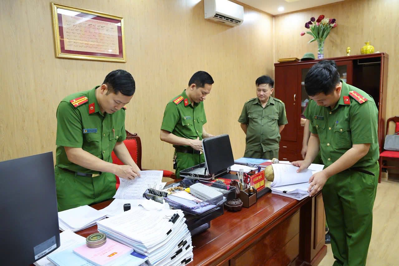 Cận cảnh kh&aacute;m x&eacute;t, bắt giữ Gi&aacute;m đốc Trung t&acirc;m trợ gi&uacute;p x&atilde; hội  - Ảnh 4.