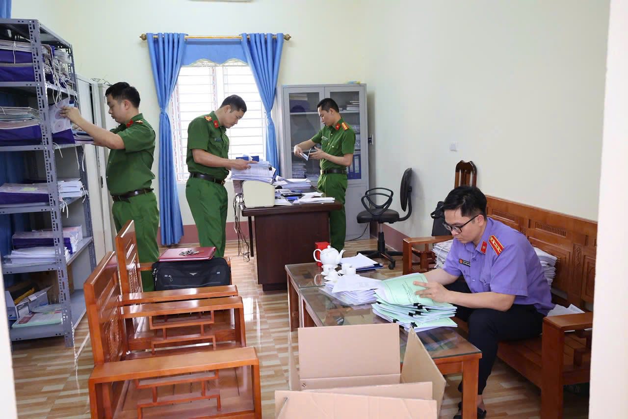 Cận cảnh kh&aacute;m x&eacute;t, bắt giữ Gi&aacute;m đốc Trung t&acirc;m trợ gi&uacute;p x&atilde; hội  - Ảnh 6.