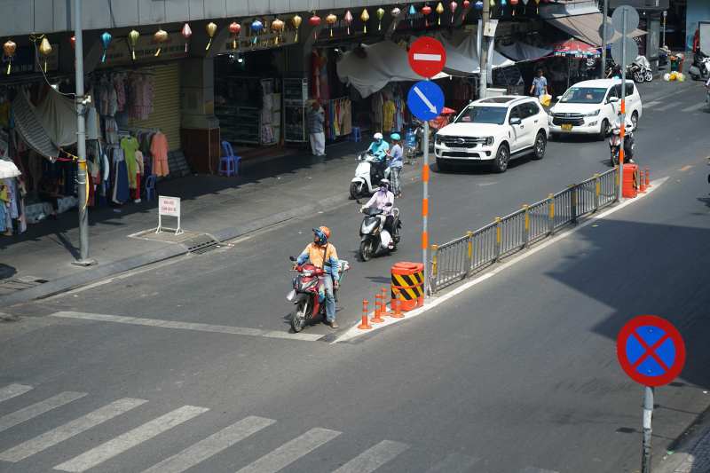 To&agrave;n cảnh TP.HCM trong đợt nắng n&oacute;ng đỉnh điểm: T&agrave;i xế c&ocirc;ng nghệ kể chuyện &ldquo;r&aacute;t mặt như bị tạt muối&rdquo;- Ảnh 8.