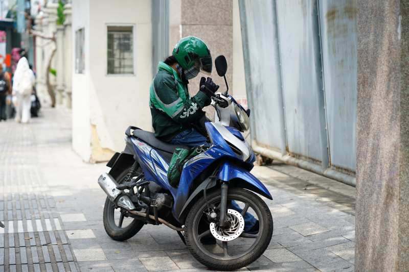 To&agrave;n cảnh TP.HCM trong đợt nắng n&oacute;ng đỉnh điểm: T&agrave;i xế c&ocirc;ng nghệ kể chuyện &ldquo;r&aacute;t mặt như bị tạt muối&rdquo;- Ảnh 17.