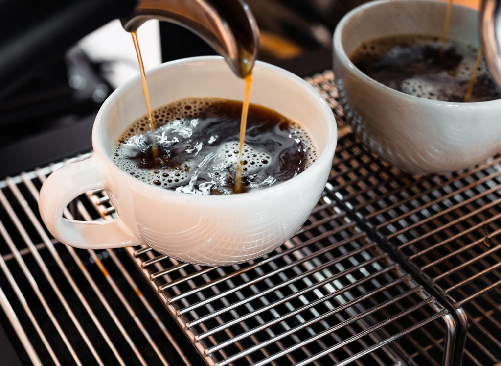 Kiểu uống c&agrave; ph&ecirc; v&agrave; tr&agrave; xanh c&oacute; thể g&acirc;y hỏng thận, tăng huyết &aacute;p: Nếu đang l&agrave;m, phải dừng ngay - Ảnh 1.