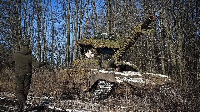 Xe tăng T - 80 bvm vẫn l&agrave; lực lượng đột ph&aacute; chủ chốt của Qu&acirc;n đội Nga 2026 - Ảnh 2.