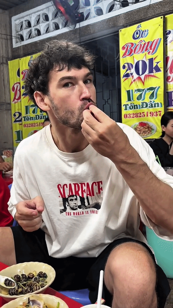 Khách Nga tròn mắt ngạc nhiên khi ăn món bình dân bán đầy vỉa hè Việt Nam, thốt lên: