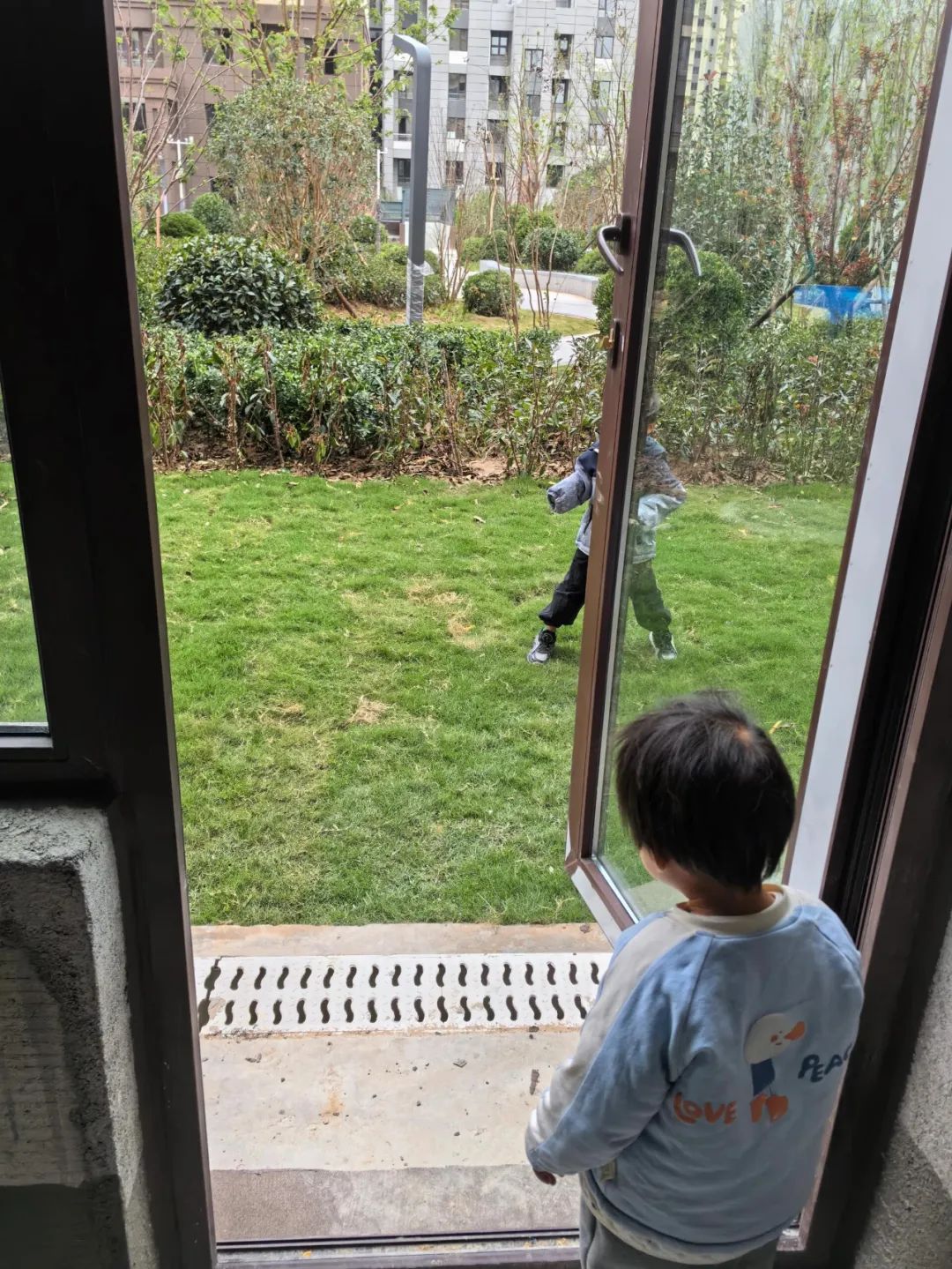 Mẹ H&agrave; Nội chia sẻ: T&ocirc;i từng nghĩ mua căn hộ tầng 1 l&agrave; &ldquo;qu&aacute; tiện&rdquo; - đến khi sống mới thấy "hứng đủ" 4 bất tiện kh&oacute; n&oacute;i- Ảnh 2.