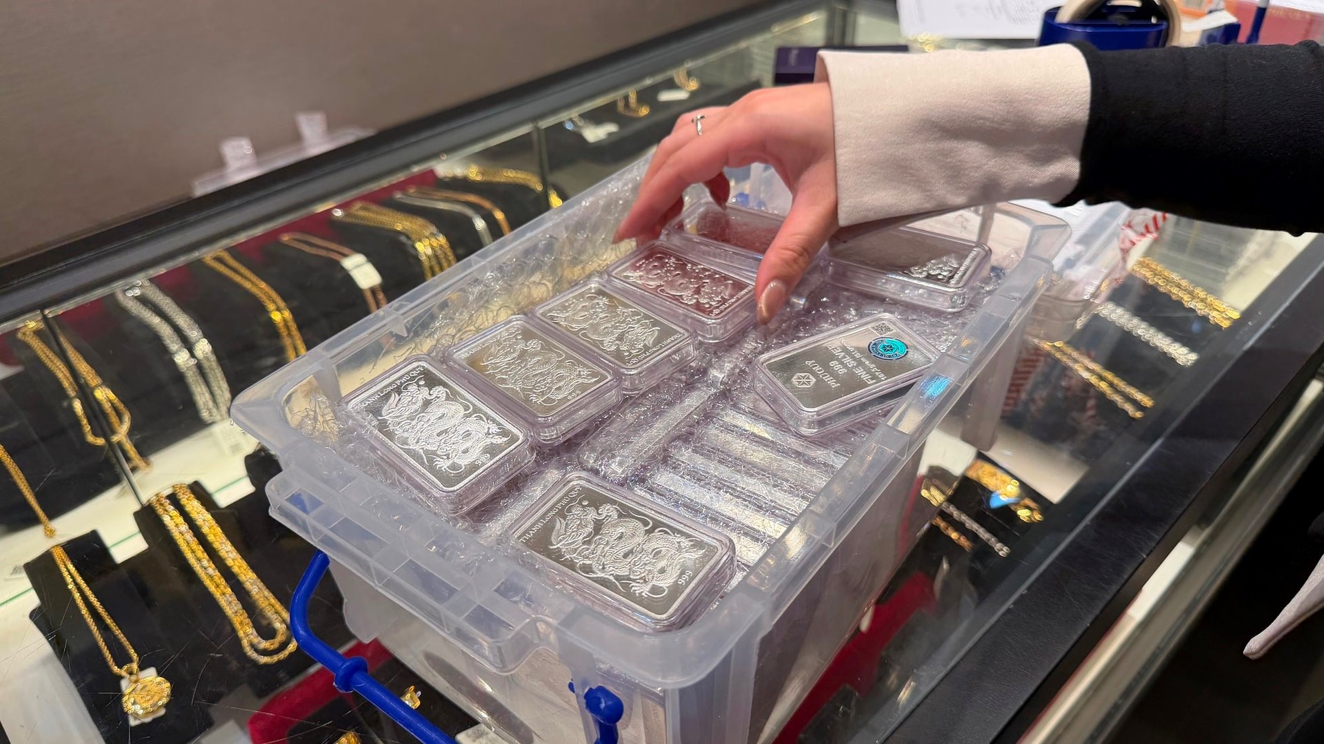 Gi&aacute; v&agrave;ng lao dốc, ch&ecirc;nh lệch mua - b&aacute;n cao kỷ lục! - Ảnh 3.