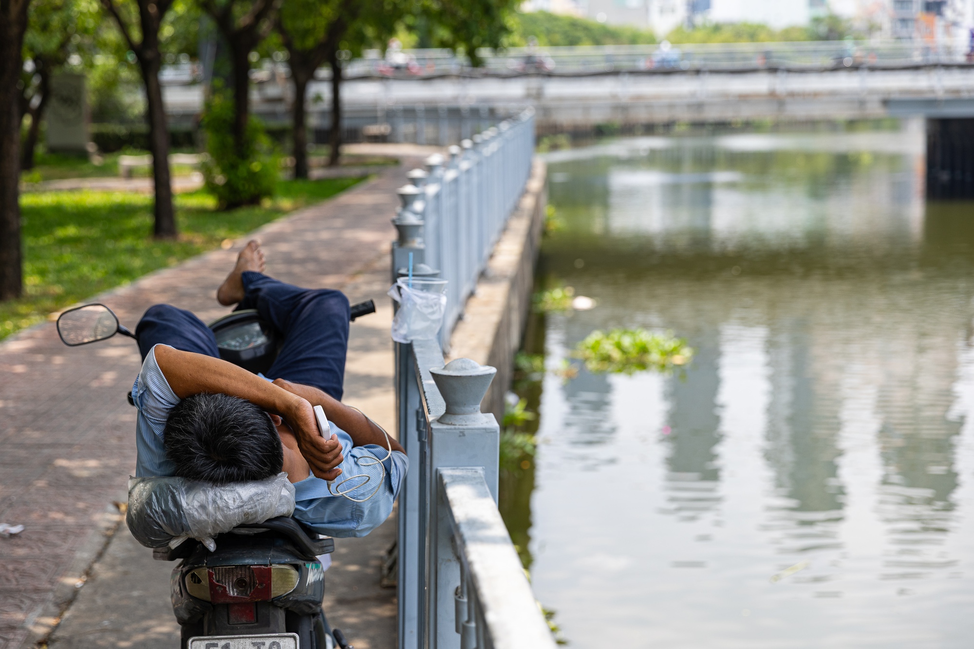 To&agrave;n cảnh TP.HCM trong đợt nắng n&oacute;ng đỉnh điểm: T&agrave;i xế c&ocirc;ng nghệ kể chuyện &ldquo;r&aacute;t mặt như bị tạt muối&rdquo;- Ảnh 13.