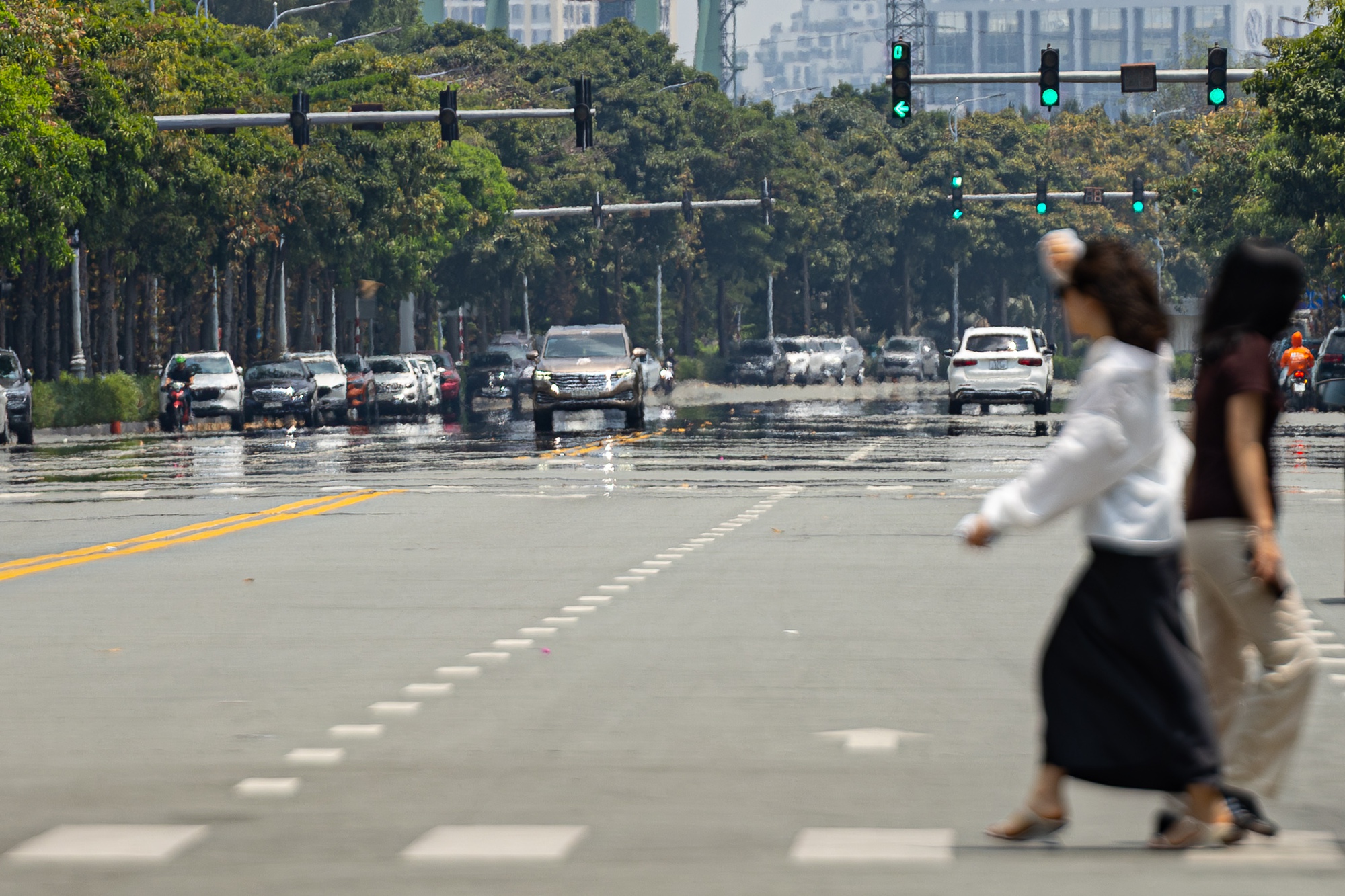 To&agrave;n cảnh TP.HCM trong đợt nắng n&oacute;ng đỉnh điểm: T&agrave;i xế c&ocirc;ng nghệ kể chuyện &ldquo;r&aacute;t mặt như bị tạt muối&rdquo;- Ảnh 5.