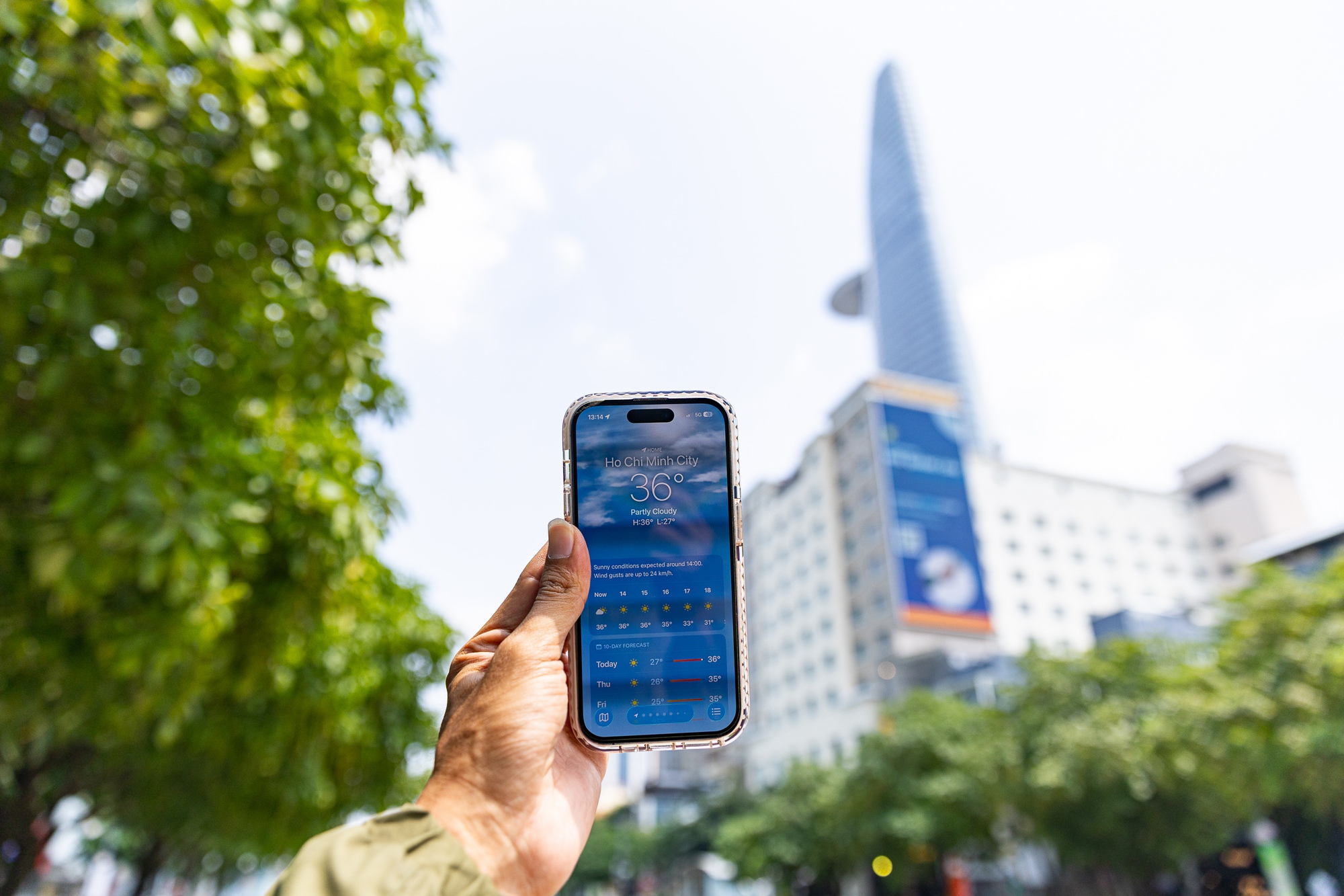 To&agrave;n cảnh TP.HCM trong đợt nắng n&oacute;ng đỉnh điểm: T&agrave;i xế c&ocirc;ng nghệ kể chuyện &ldquo;r&aacute;t mặt như bị tạt muối&rdquo;- Ảnh 4.