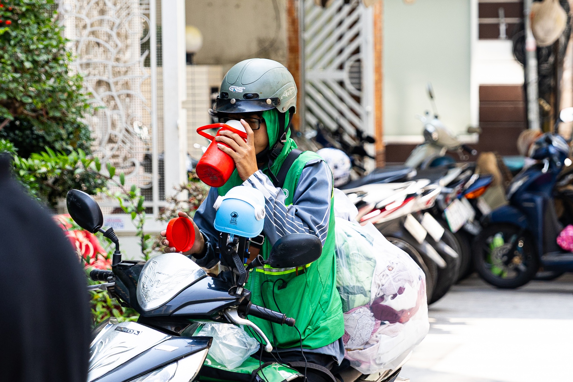 To&agrave;n cảnh TP.HCM trong đợt nắng n&oacute;ng đỉnh điểm: T&agrave;i xế c&ocirc;ng nghệ kể chuyện &ldquo;r&aacute;t mặt như bị tạt muối&rdquo;- Ảnh 15.