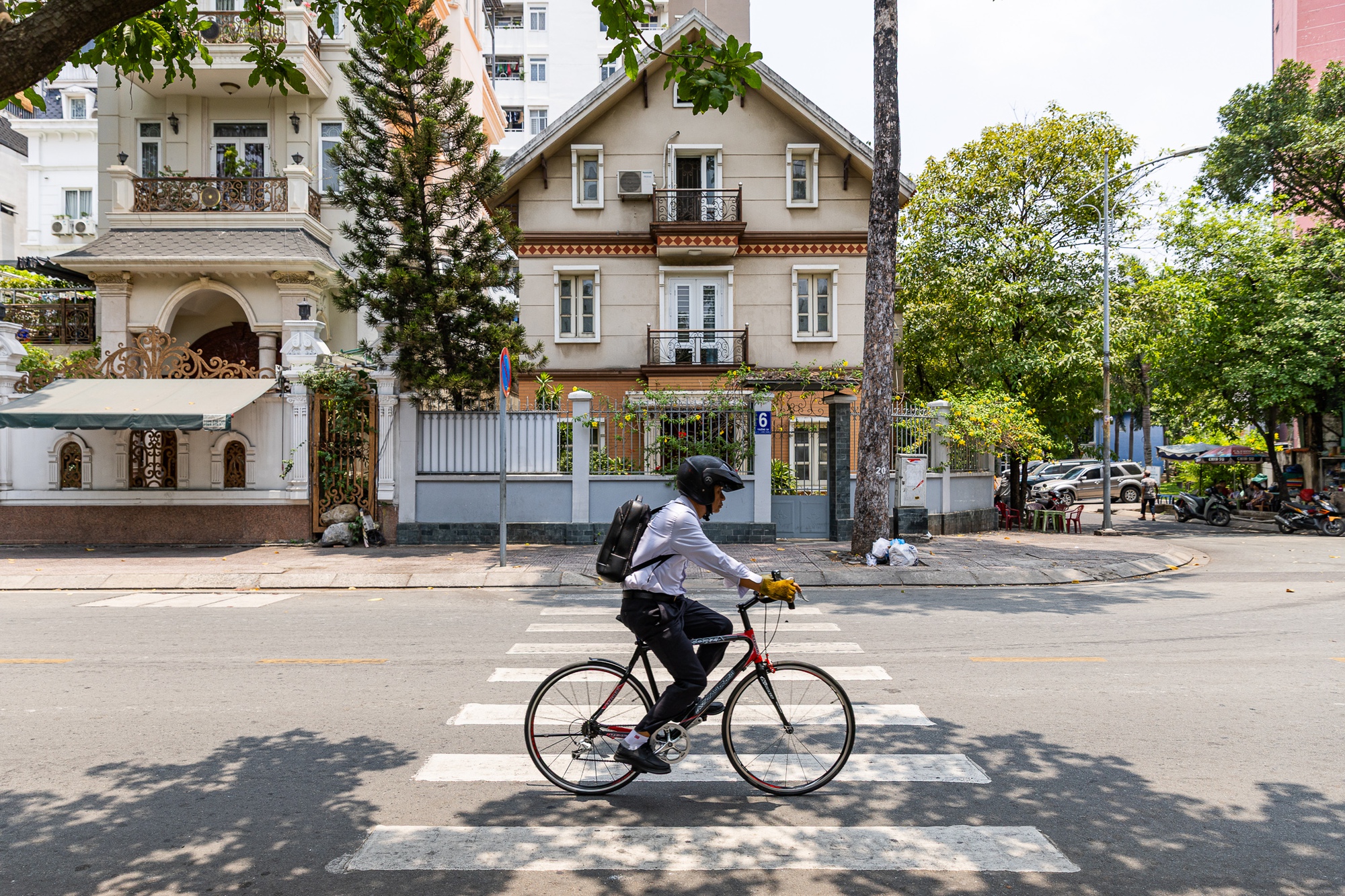 To&agrave;n cảnh TP.HCM trong đợt nắng n&oacute;ng đỉnh điểm: T&agrave;i xế c&ocirc;ng nghệ kể chuyện &ldquo;r&aacute;t mặt như bị tạt muối&rdquo;- Ảnh 2.